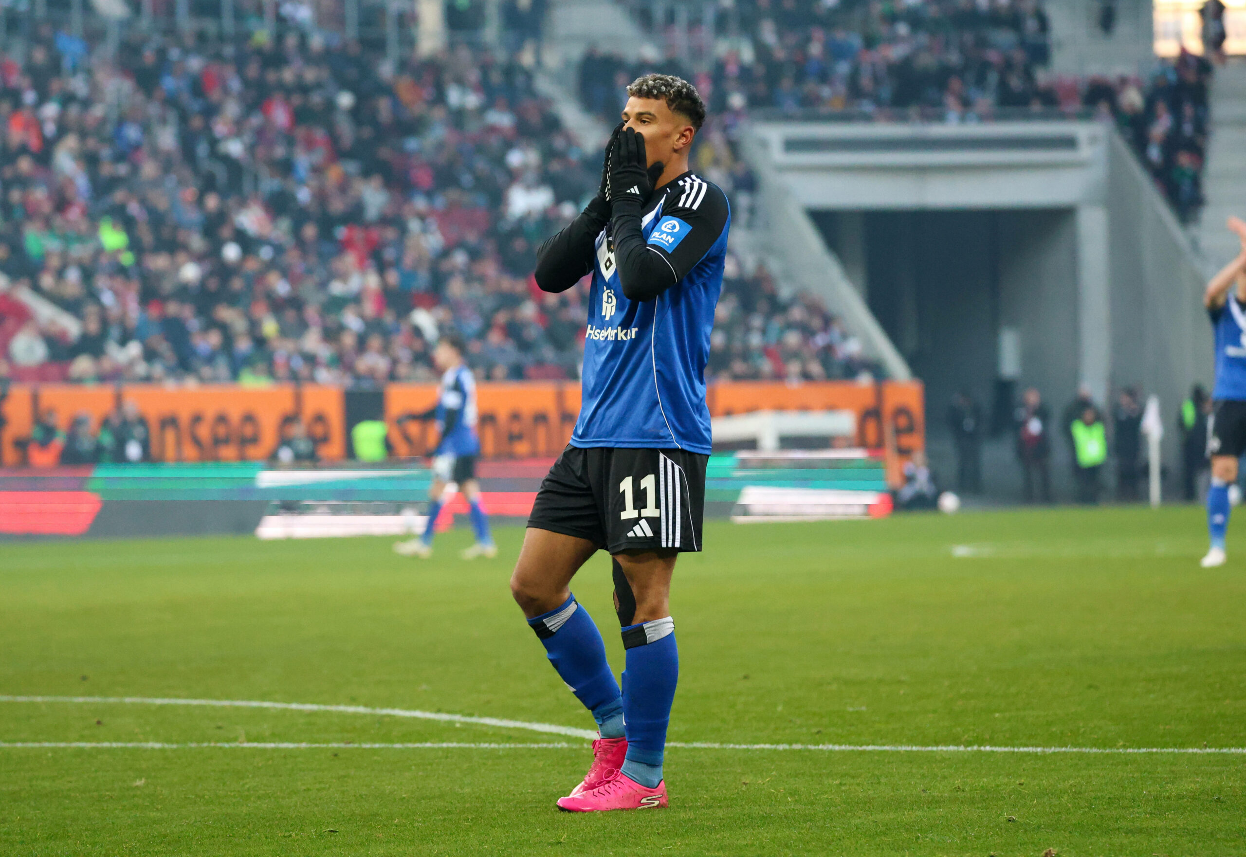 Ransford Königsdörffer hält sich die Hände vor das Gesicht.