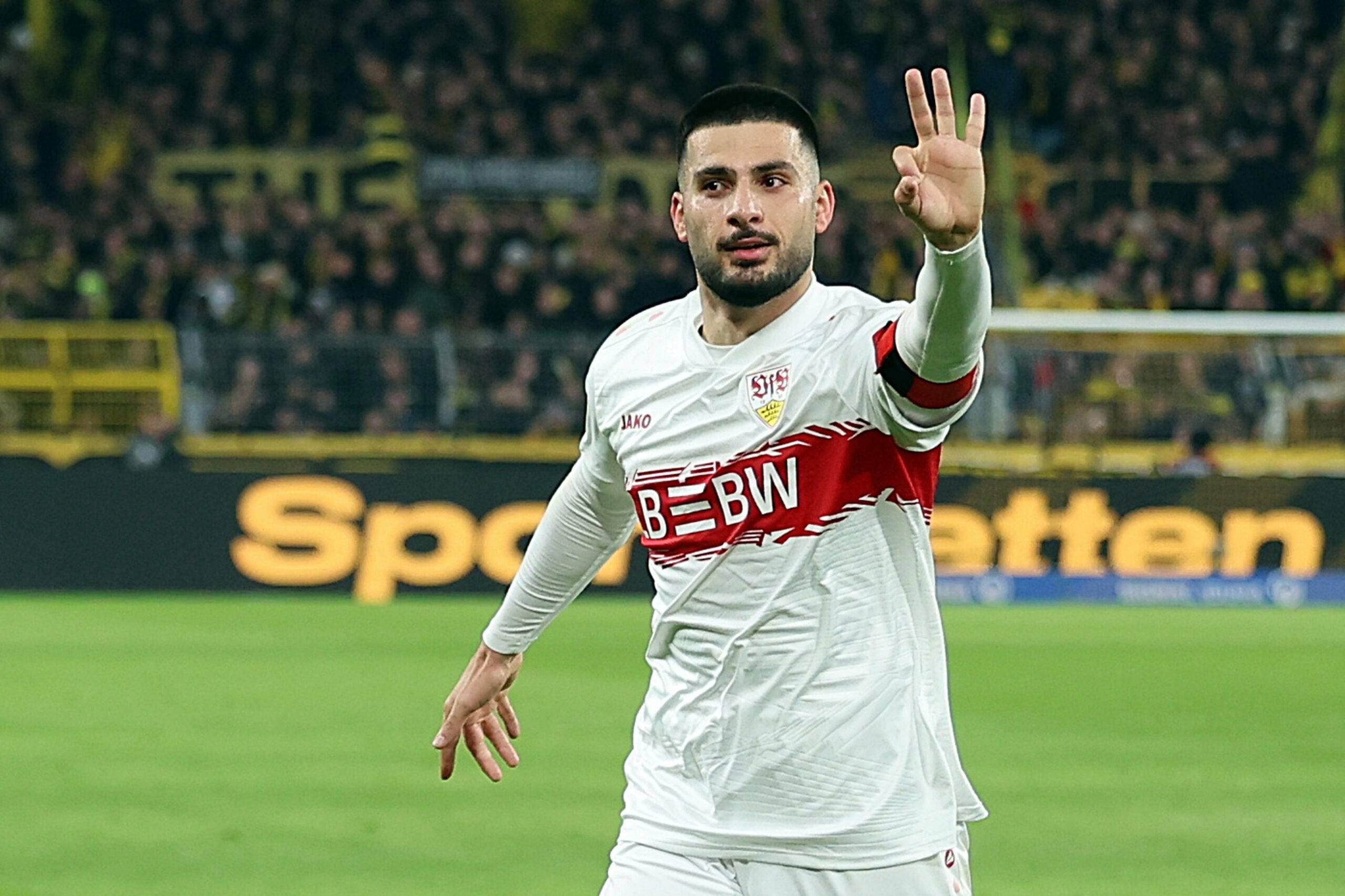 Deniz Undav zeigt es an: Dem Stuttgarter gelangen in Dortmund drei Treffer.