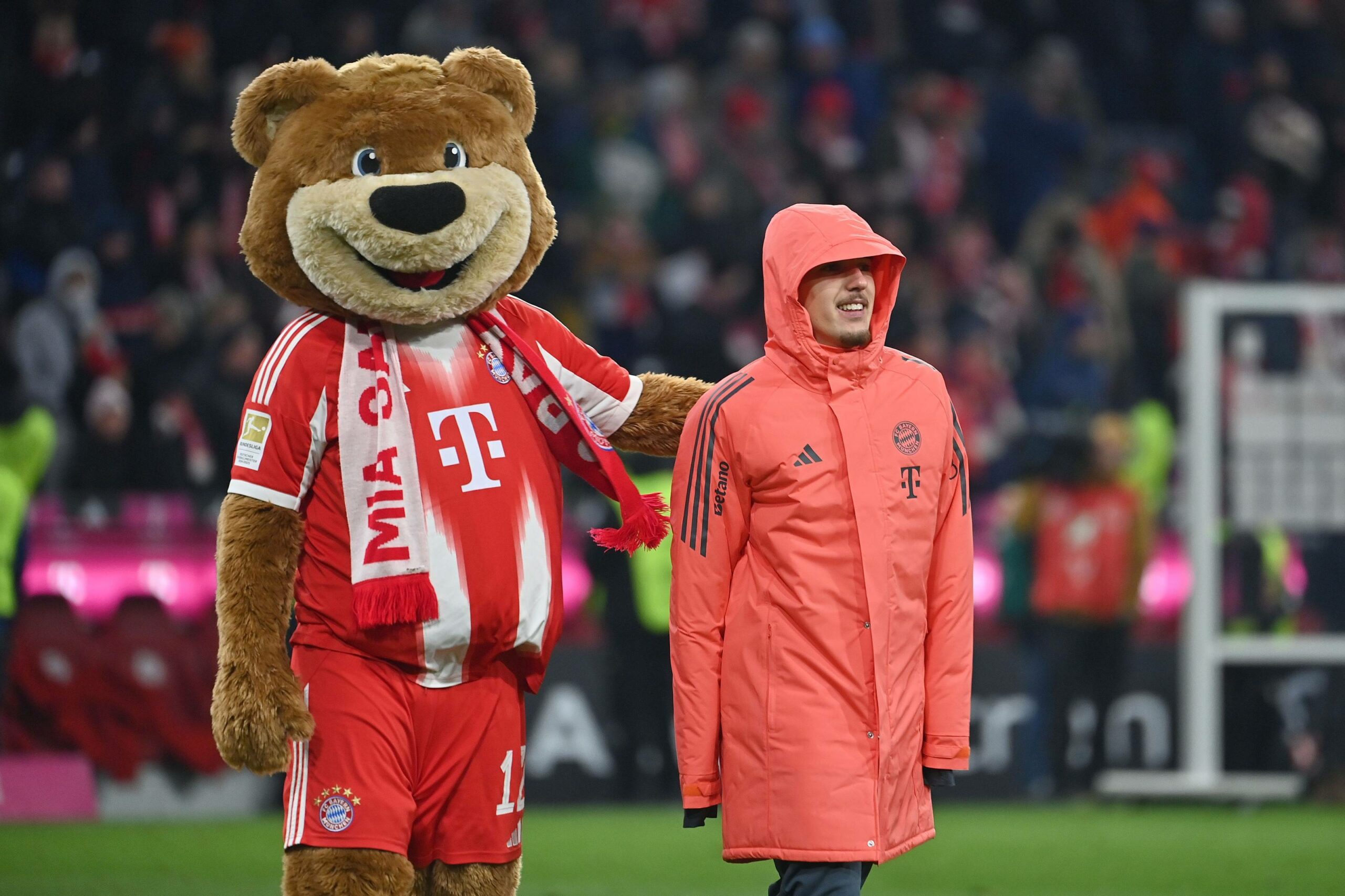Lennart Karl mit Bayern-Maskottchen Berni