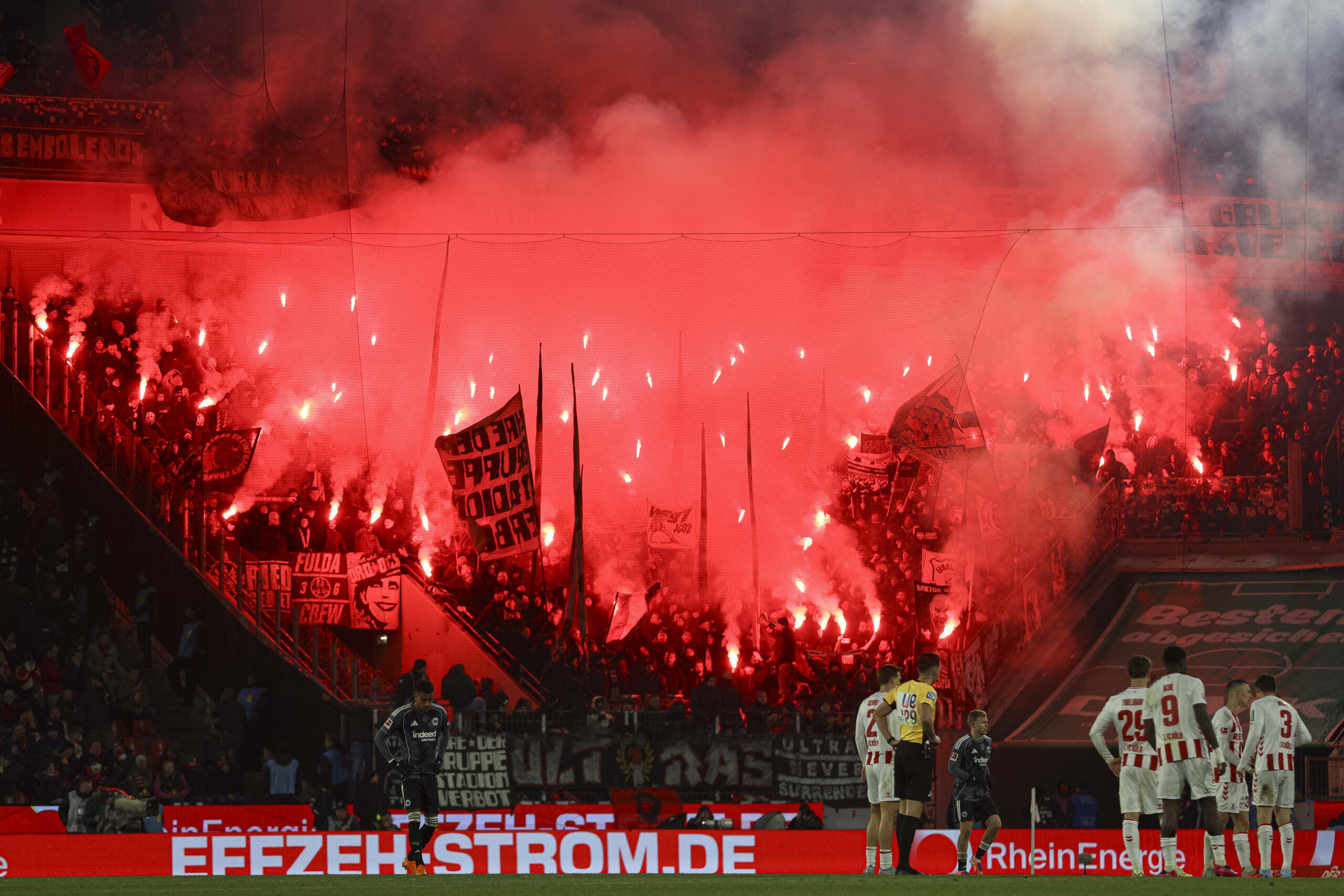 Fans von Eintracht Frankfurt zünden Pyrotechnik in Köln