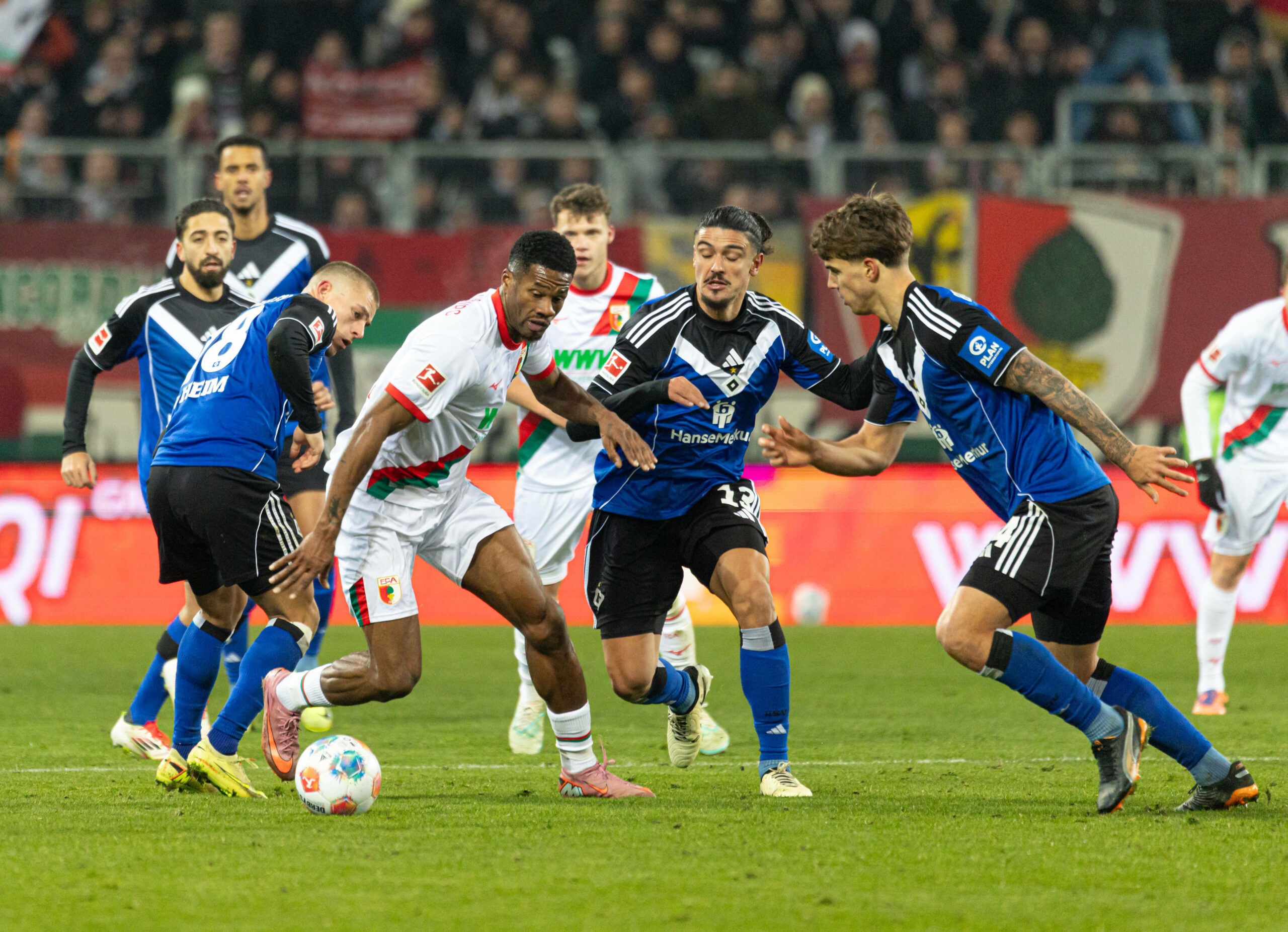 Drei HSV-Profis können Augsburgs Samuel Essende nicht stoppen.