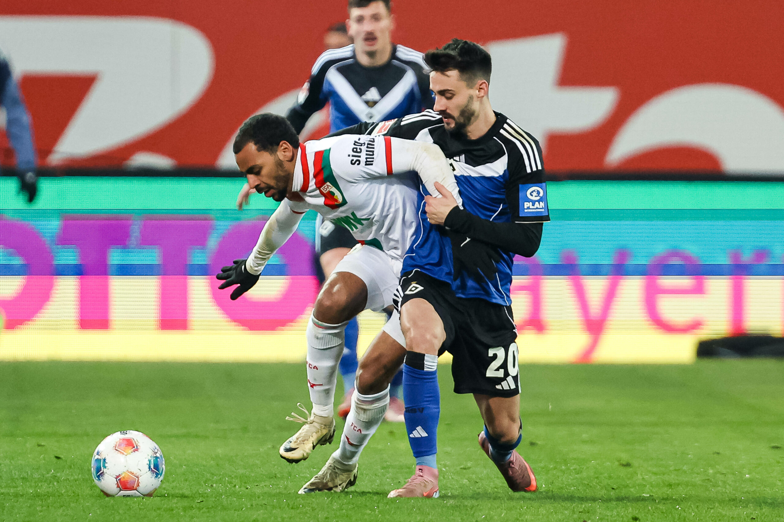 Fábio Vieira im Zweikampf mit Augsburgs Alexis Claude Maurice.