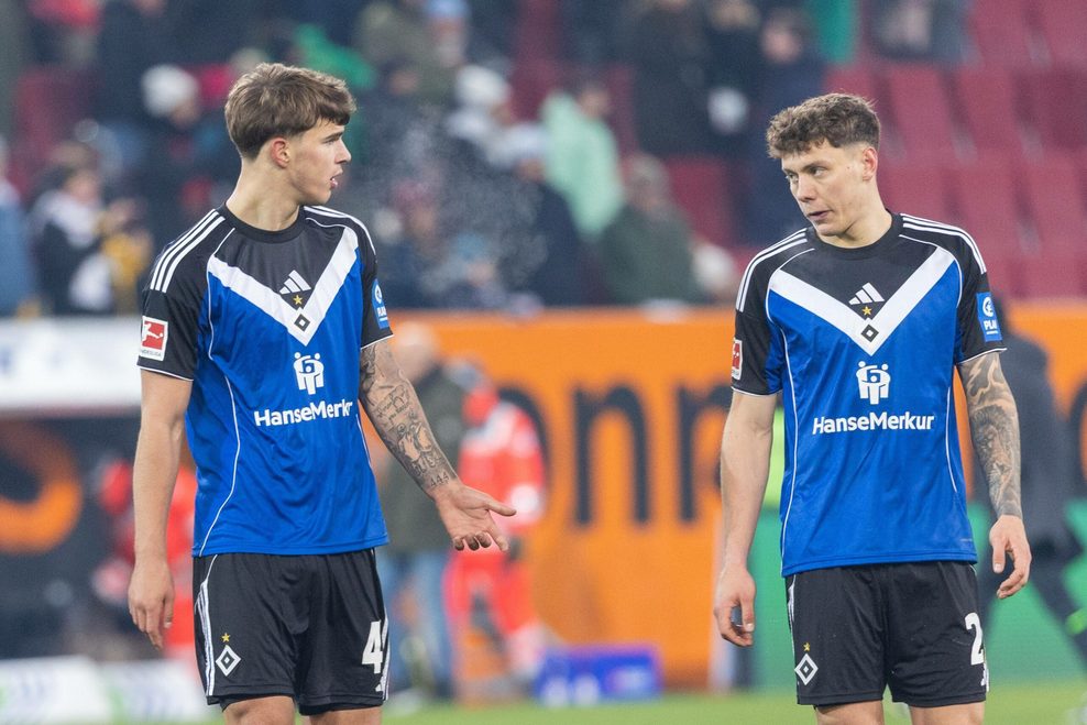 Luka Vuskovic und Nicolai Remberg stehen auf dem Platz und gucken sich an.