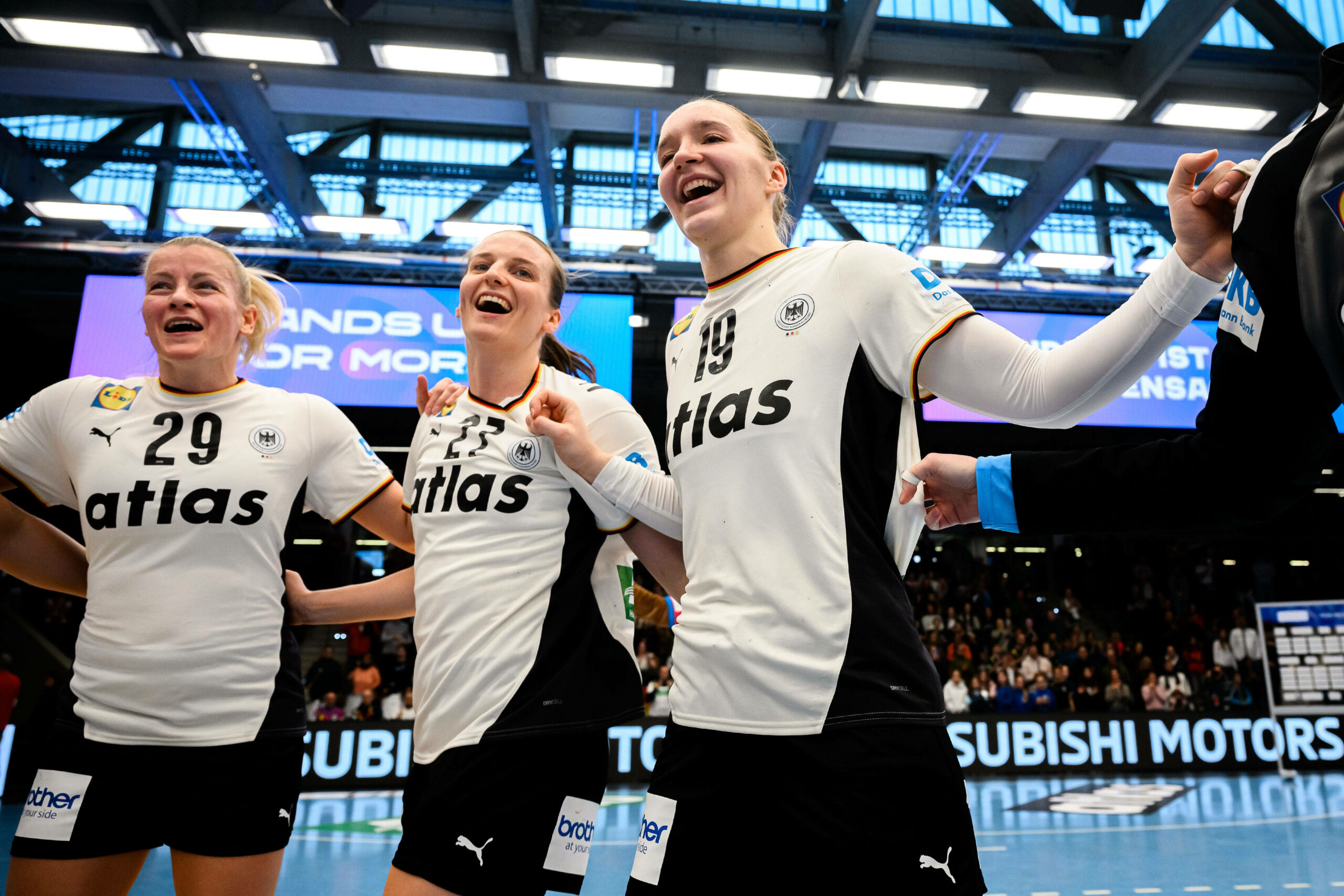 v.l.: Antje Döll Doell, Julia Maidhof, Nieke Kühne jubeln