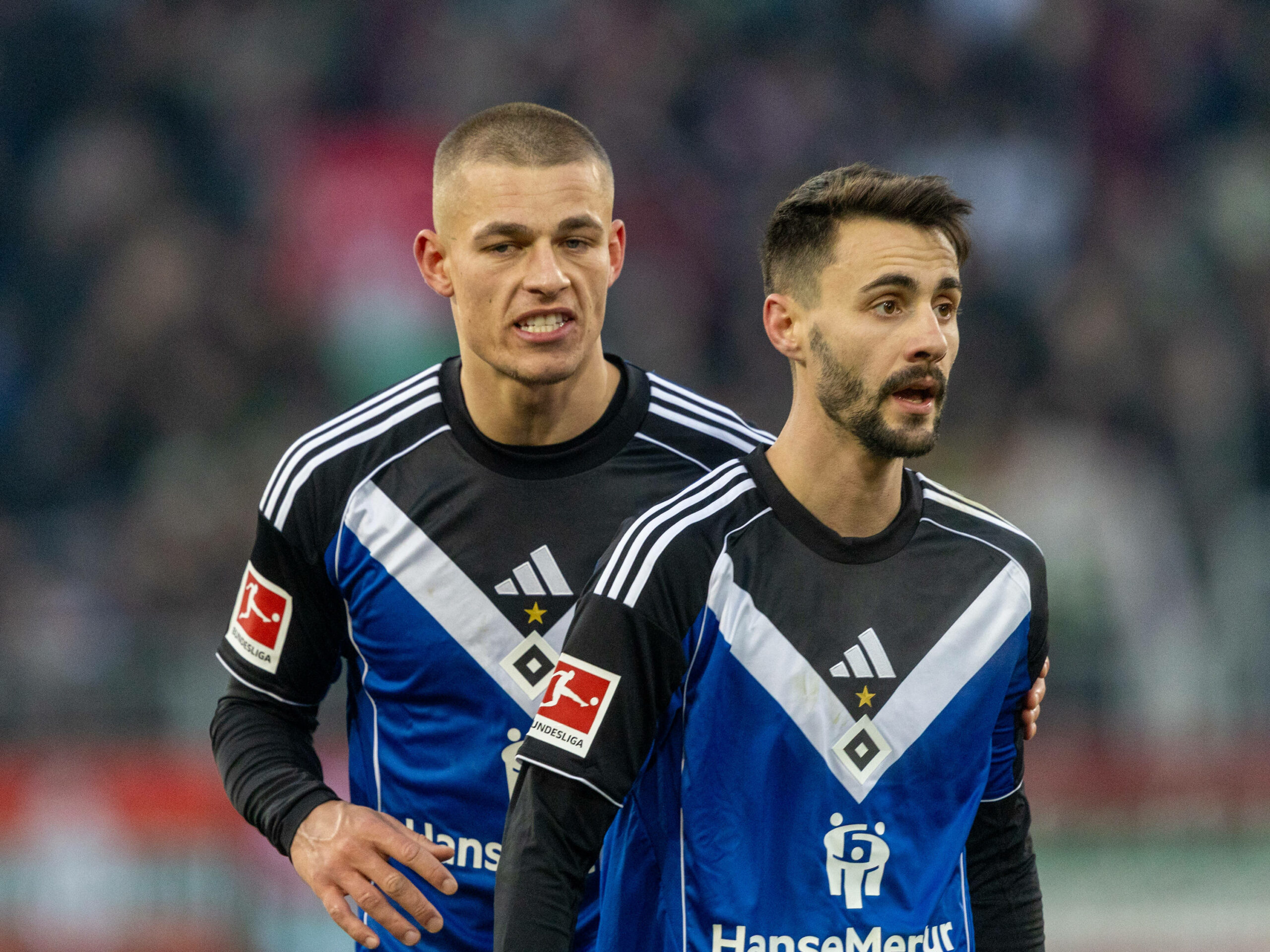 Miro Muheim auf dem Spielfeld hinter Fábio Vieira