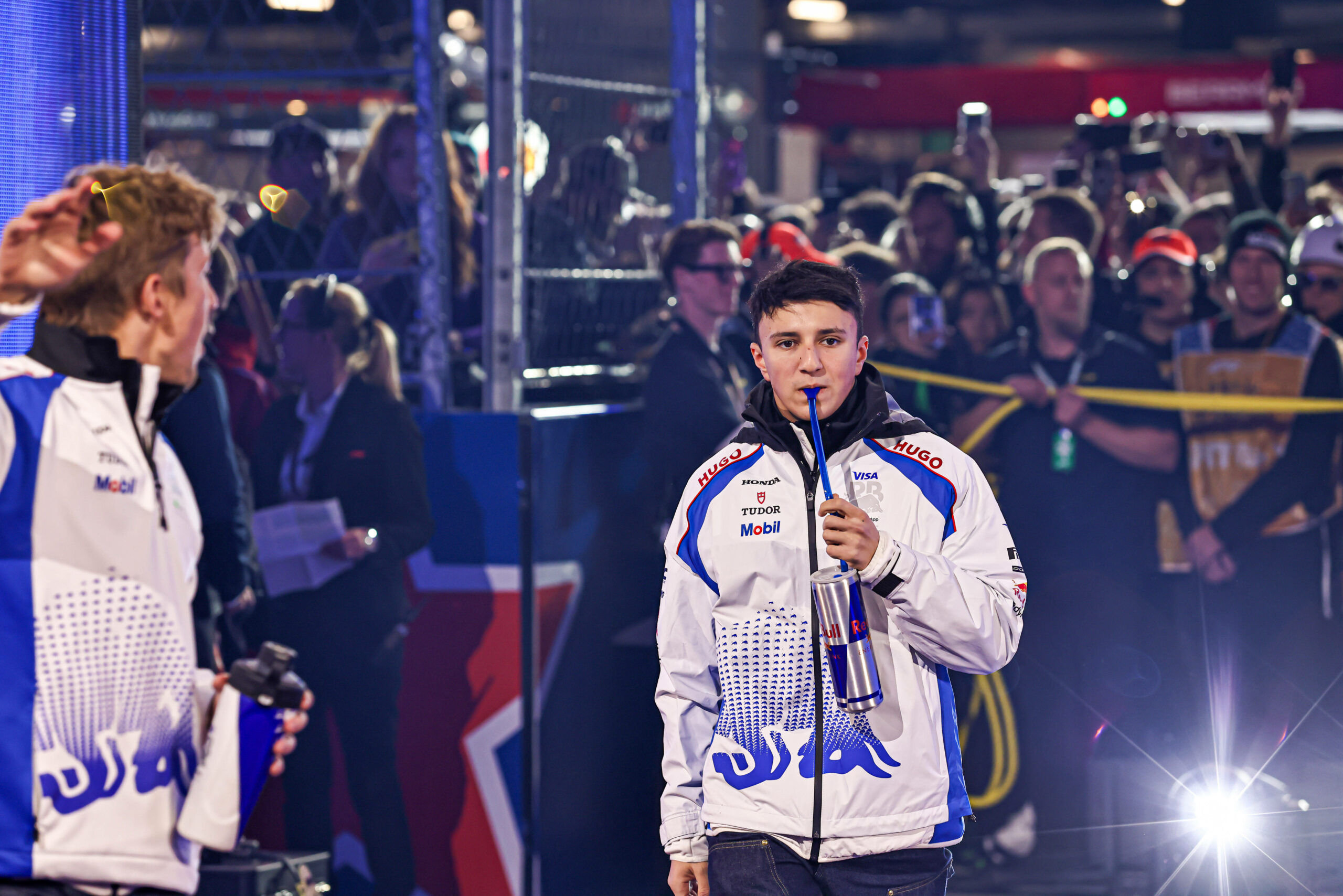 Isack Hadjar trinkt vor dem Großen Preis von Las Vegas aus seiner Red-Bull-Dose