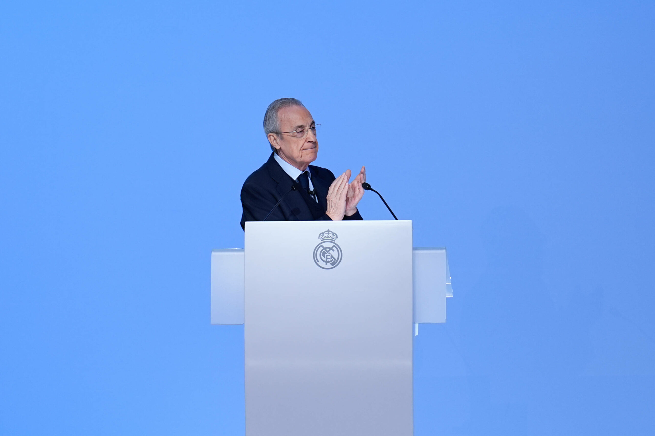 Real Madrid Präsident Florentino Perez steht auf einem Event von Real Madrid am Rednerpult und applaudiert