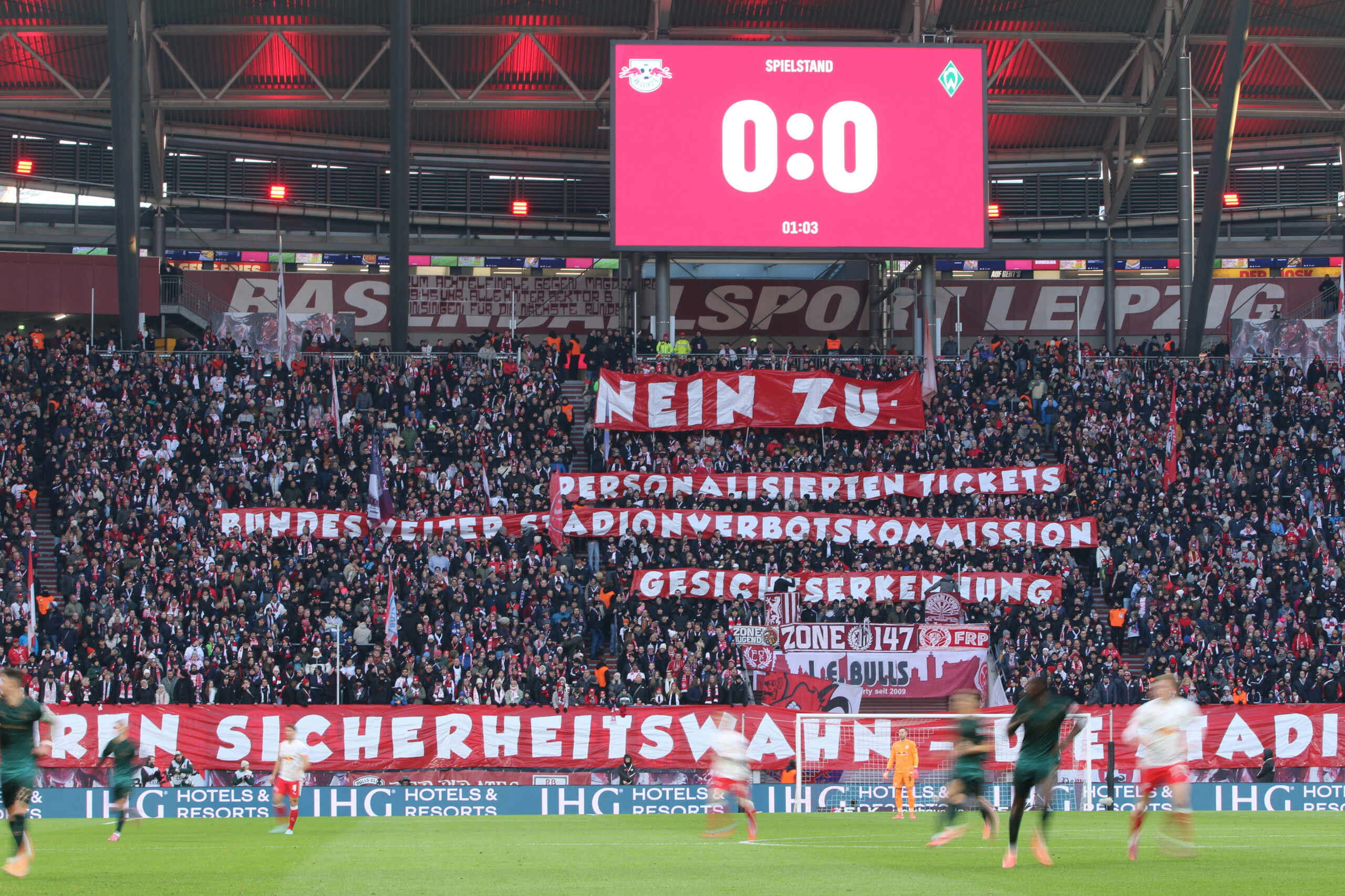 Zu Beginn hielten auch die Leipziger Fans nach Banner hoch, um ihren Protest zu äußern. Wenig später hielten sie sich aber nicht mehr den den Zwölf-Minuten-Boykott.