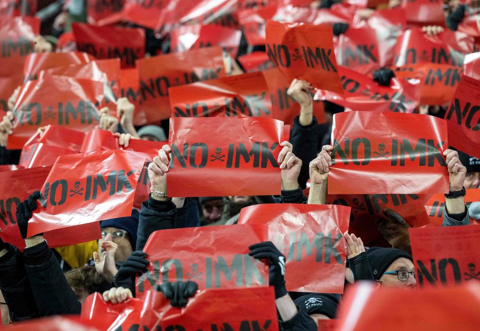 St. Pauli Fans protestieren mit Flugzetteln gegen die Innenministerkonferenz