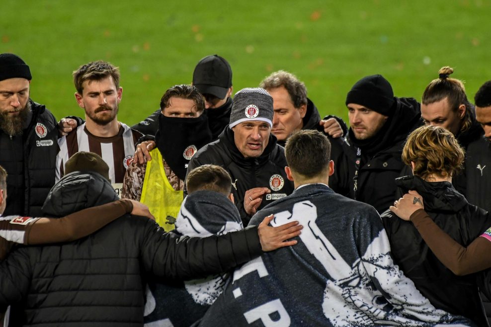 Alexander Blessin hält eine Ansprache im Kreis seiner Spieler nach der 0:1-Niederlage gegen Union Berlin.