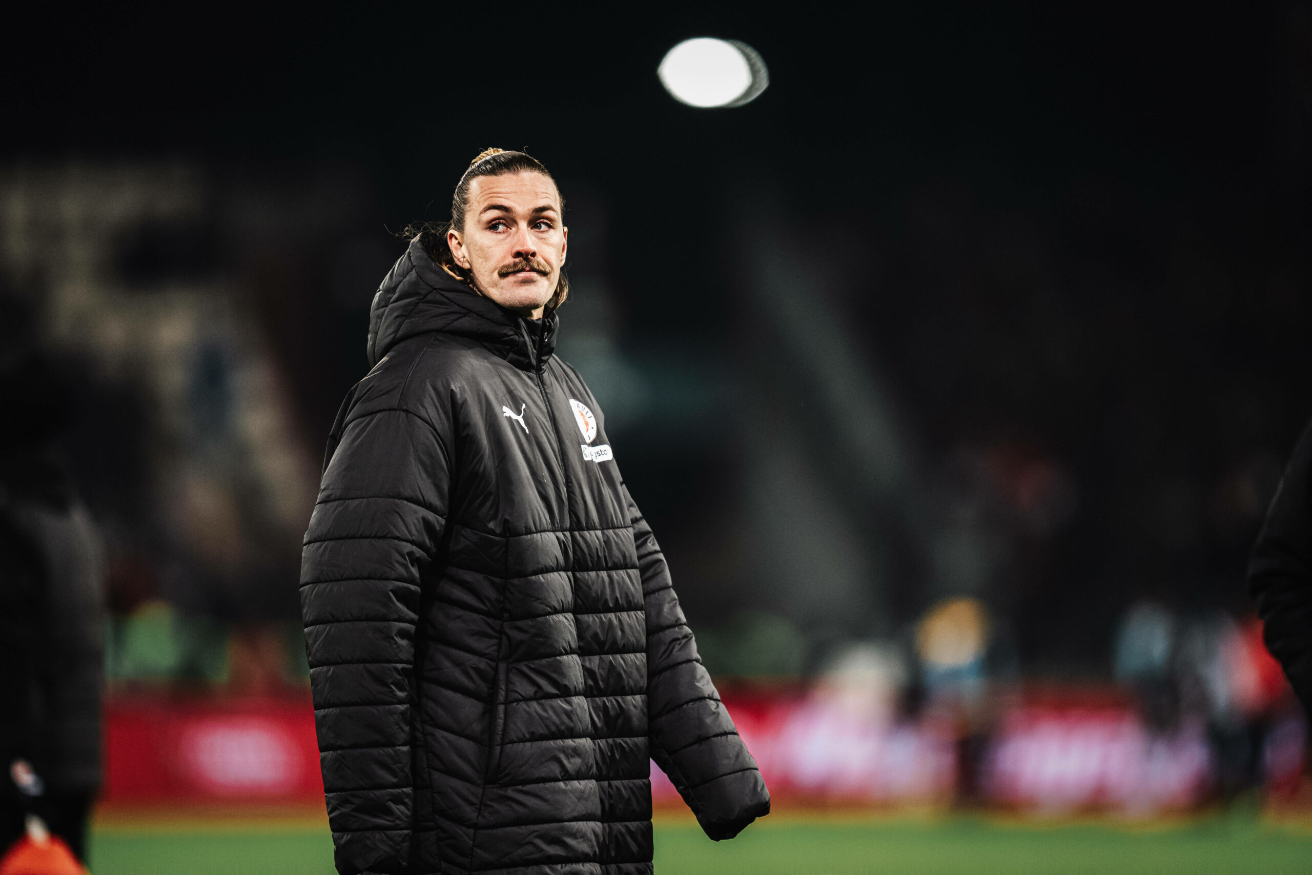 Jackson Irvine in dicker Winterjacke mit suchendem Blick nach der Niederlage gegen Union Berlin