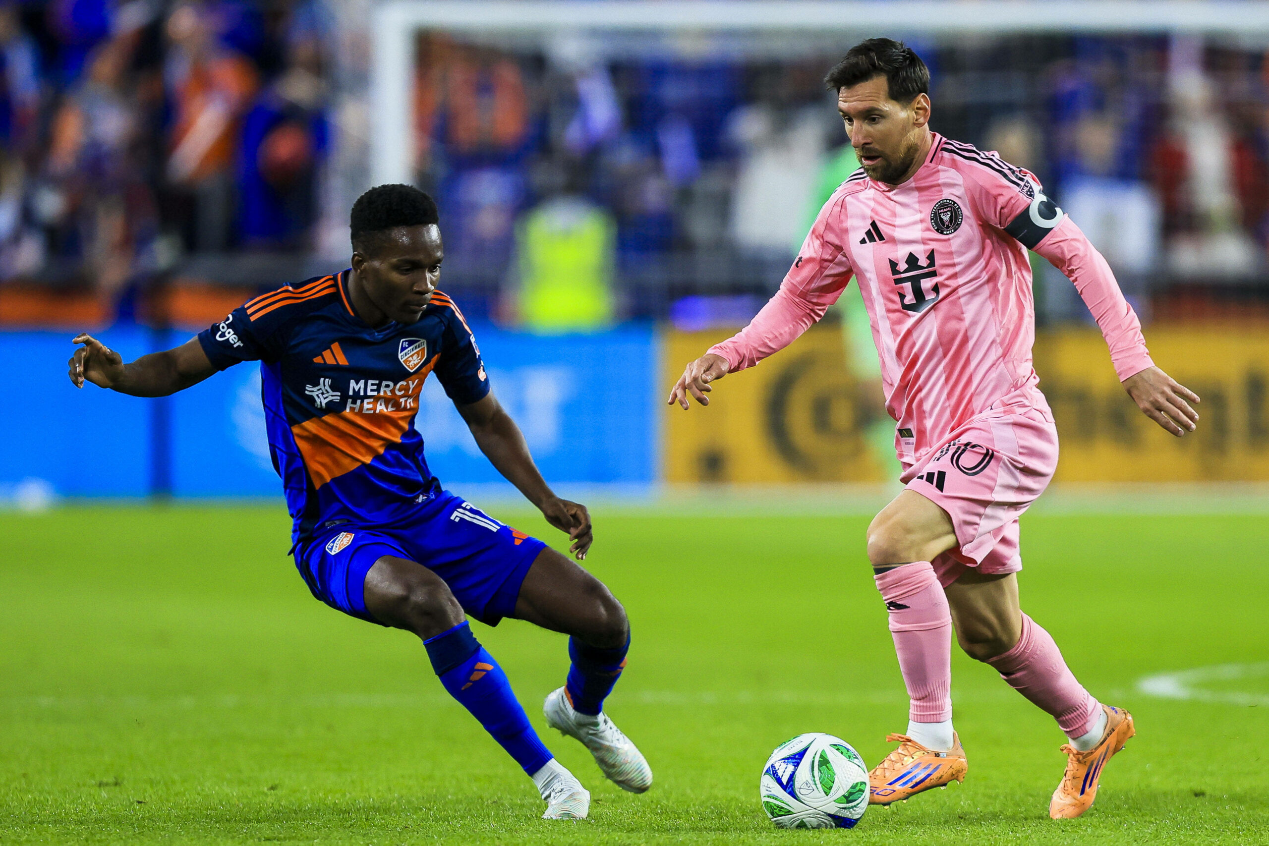 Lionel Messi dribbelt an FC Cincinnati-Verteidiger Samuel Gidi vorbei