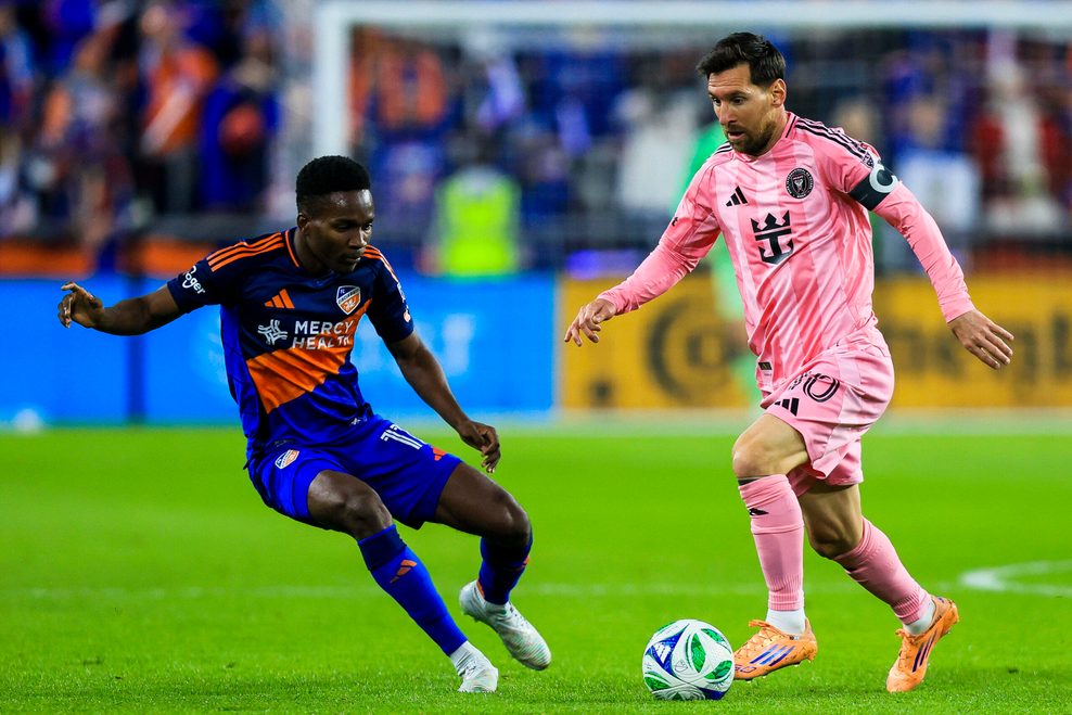 Lionel Messi dribbelt an FC Cincinnati-Verteidiger Samuel Gidi vorbei