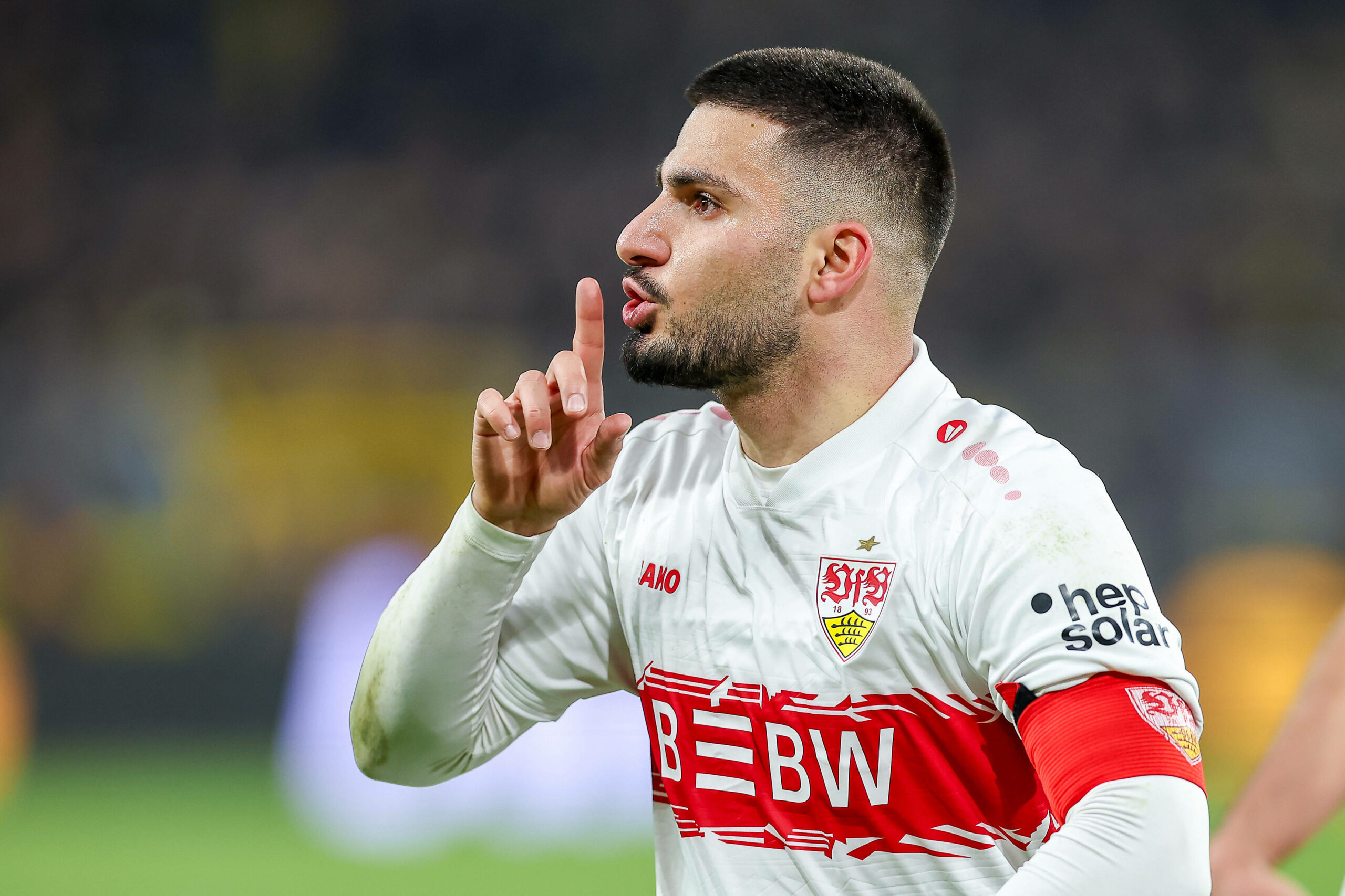 Deniz Undav mit der „Psst-“ Geste nach seinem Treffer zum 3:3 gegen den BVB