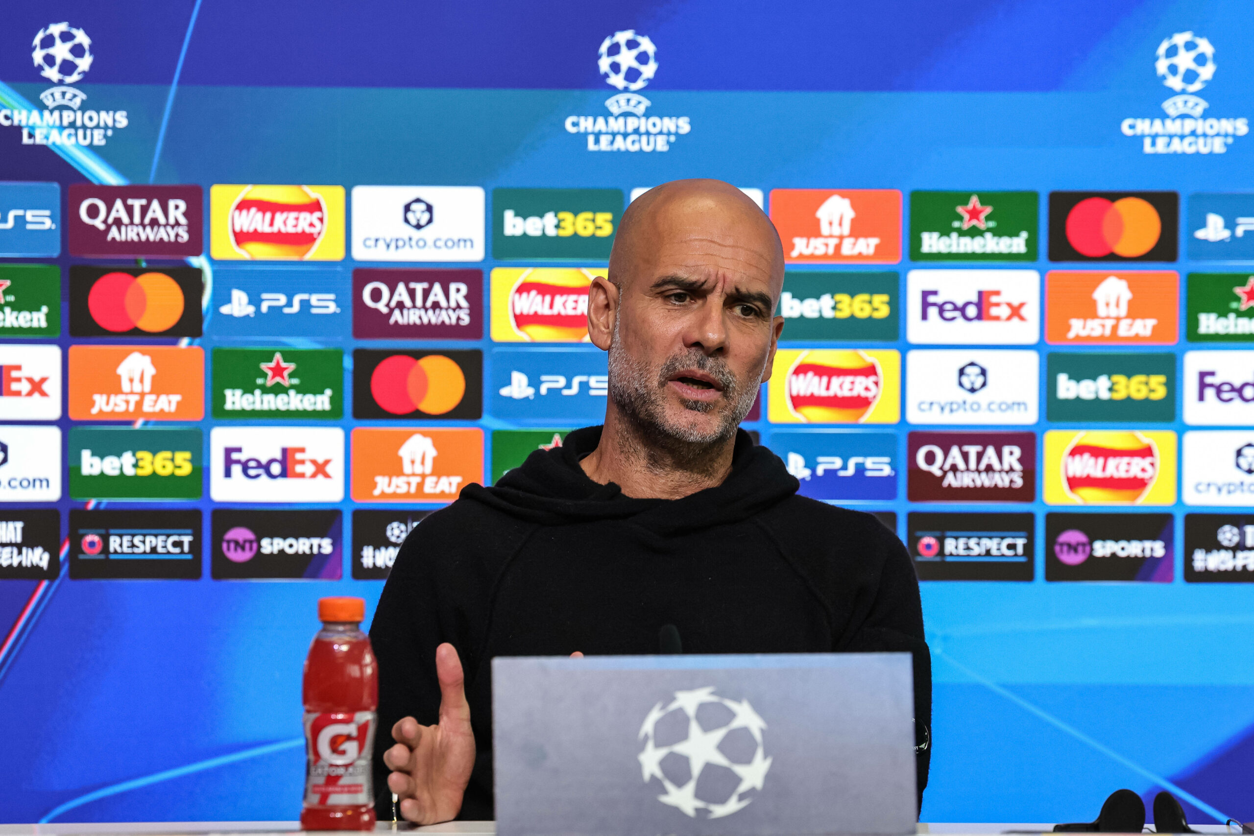Pep Guardiola auf der Pressekonferenz vor Manchester Citys Champions-League-Spiel gegen Leverkusen