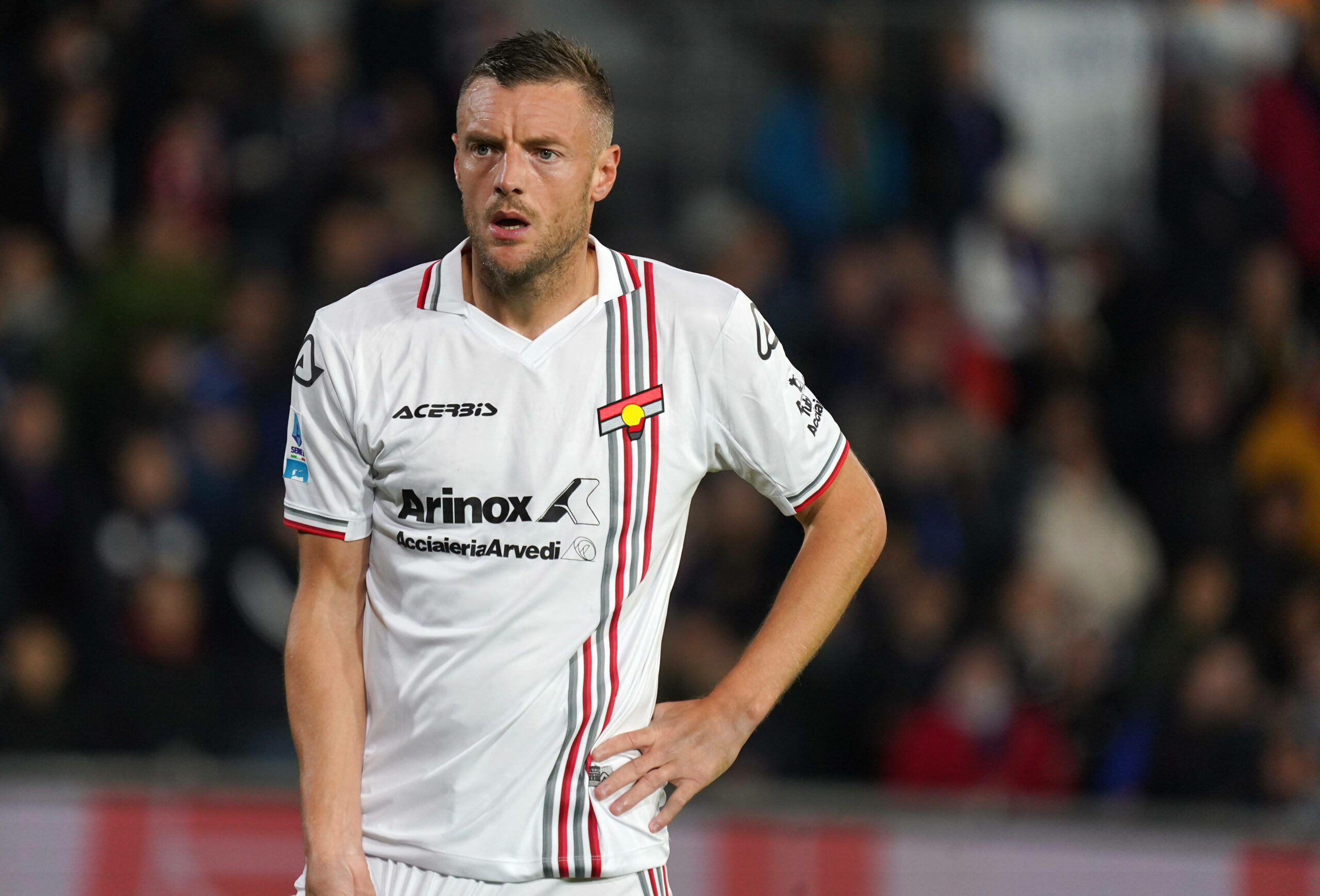 Jamie Vardy stützt erstaunt blickend seinen linken Arm in der Hüfte ab.