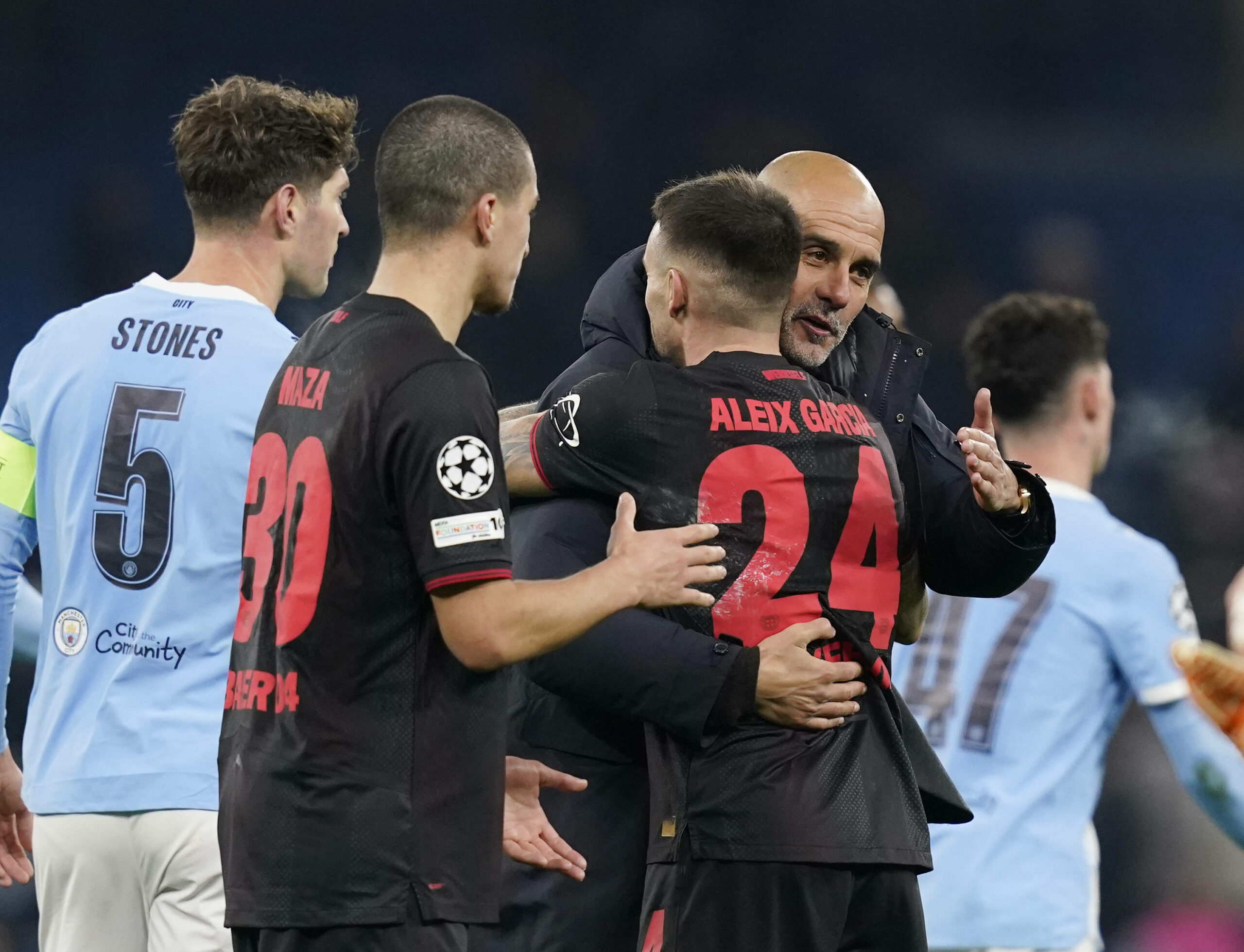 Pep Guardiola gratulierte Leverkusens Gewinner wie hier Aleix Garcia.