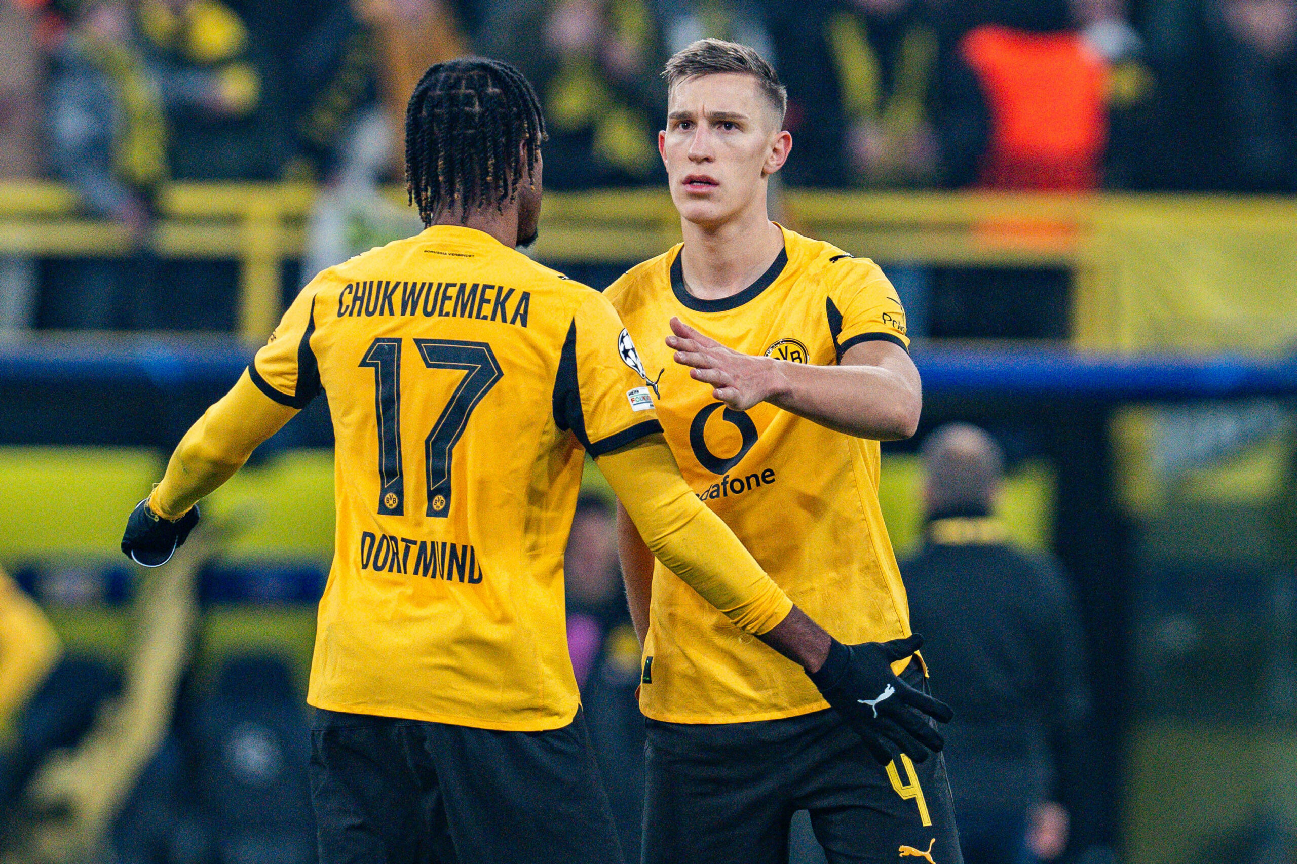 Nico Schlotterbeck und Carney Chukwuemeka umarmen sich.