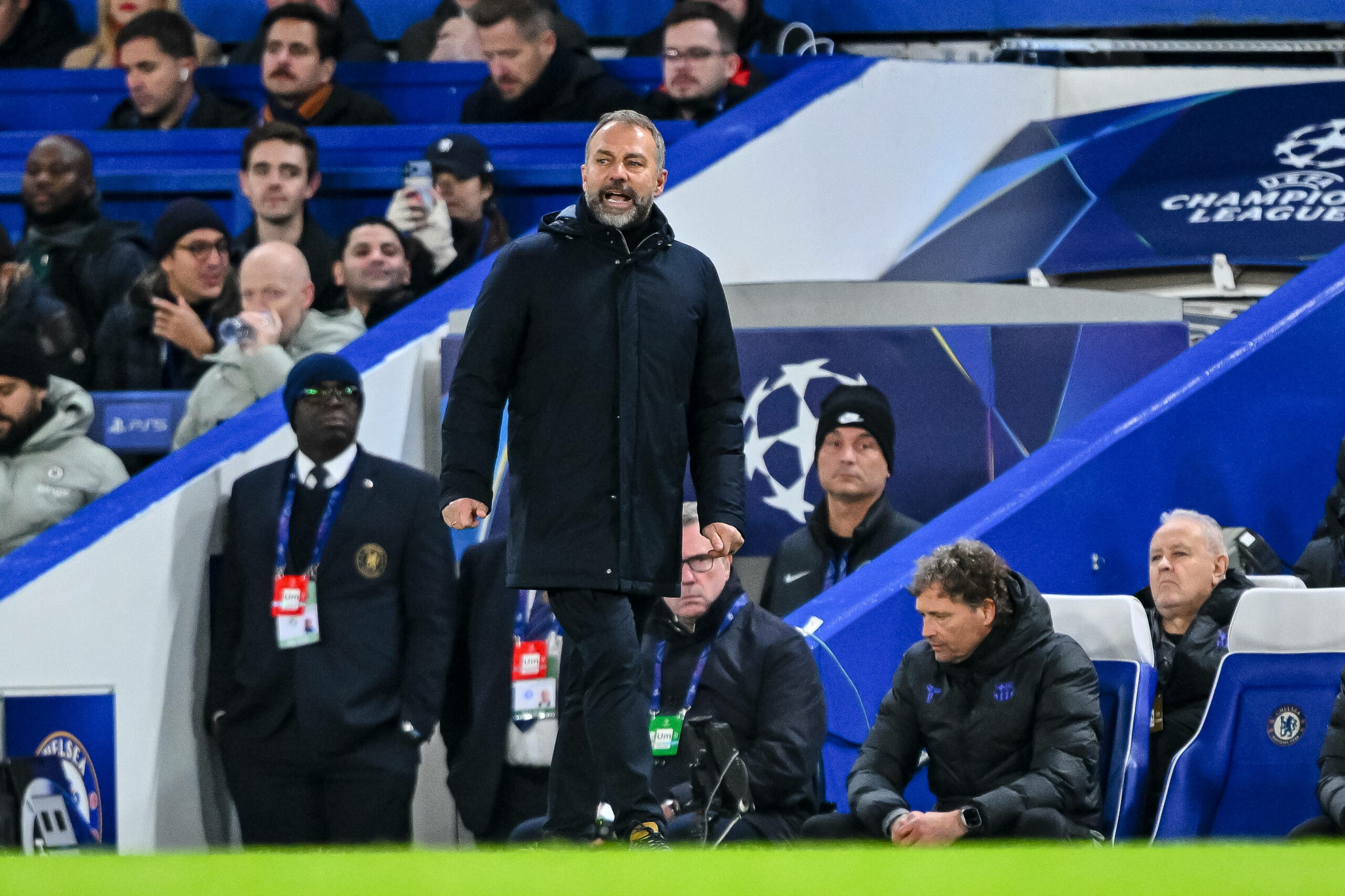 Hansi Flick emotional an der Seitenlinie