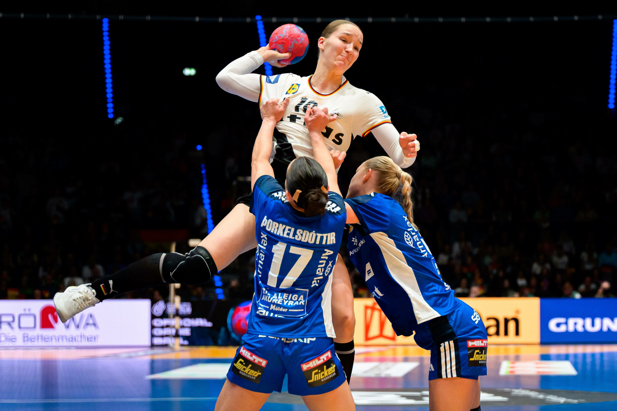 Handballerin Nieke Kühne setzt zum Sprungwurf über zwei isländische Verteidigerinnen an