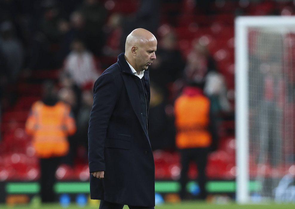 Ein niedergeschlagener Arne Slot geht mit gesenktem Kopf in die Kabine