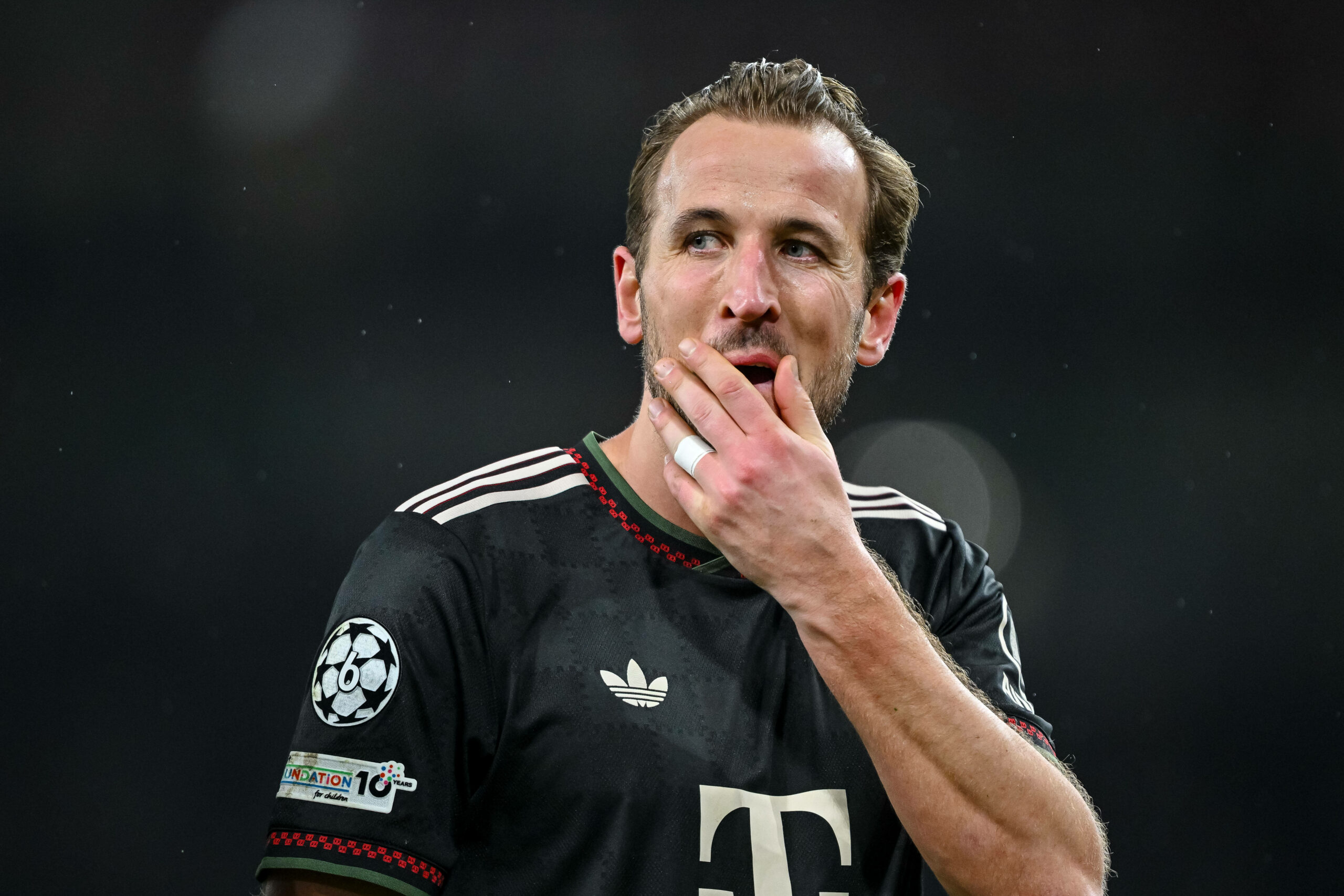 Harry kane guckt nachdenklich