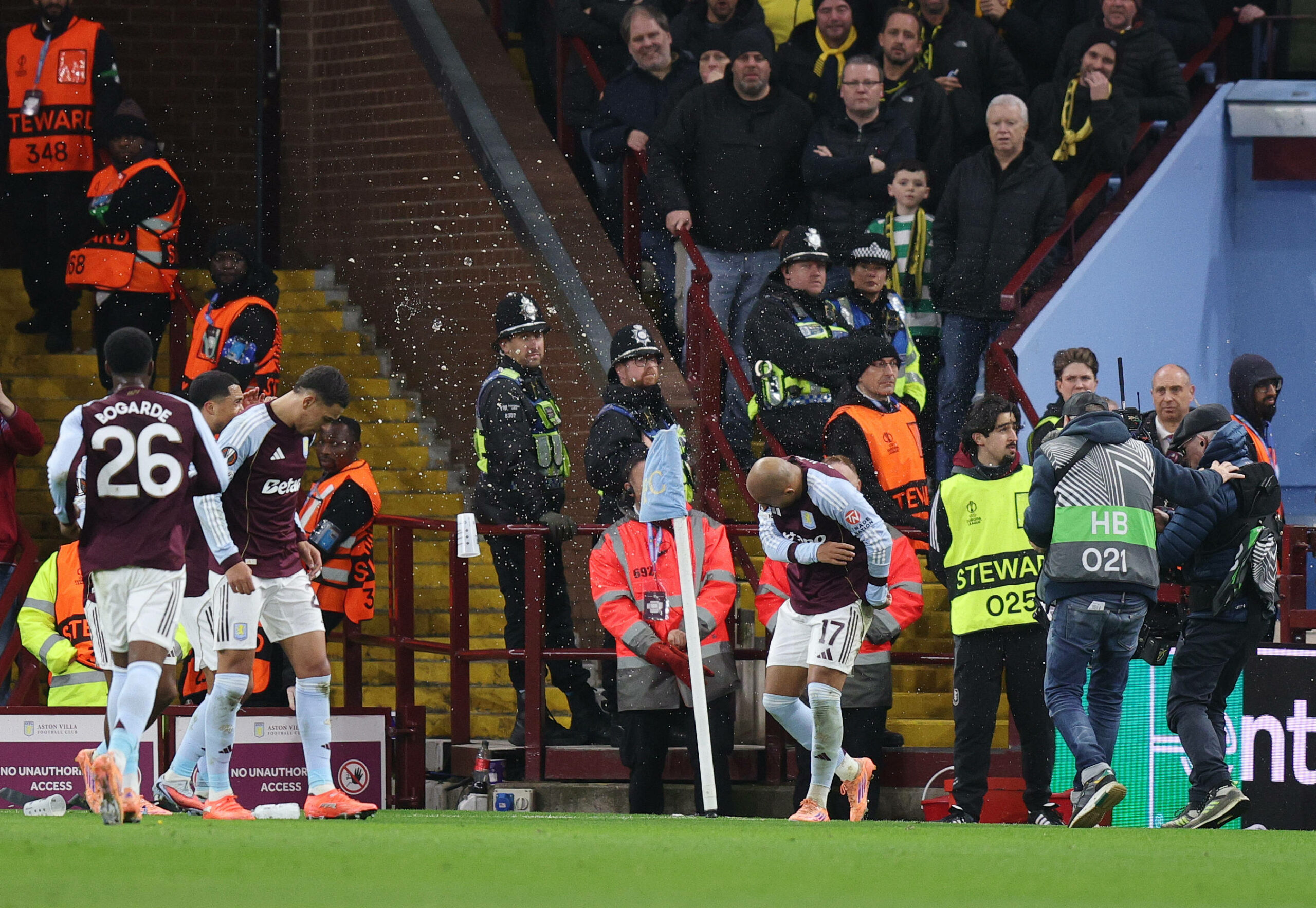 Nach seinem Tor zum 1:0 wurde Donyell Malen von den Berner Fans mit Gegenständen beworfen.