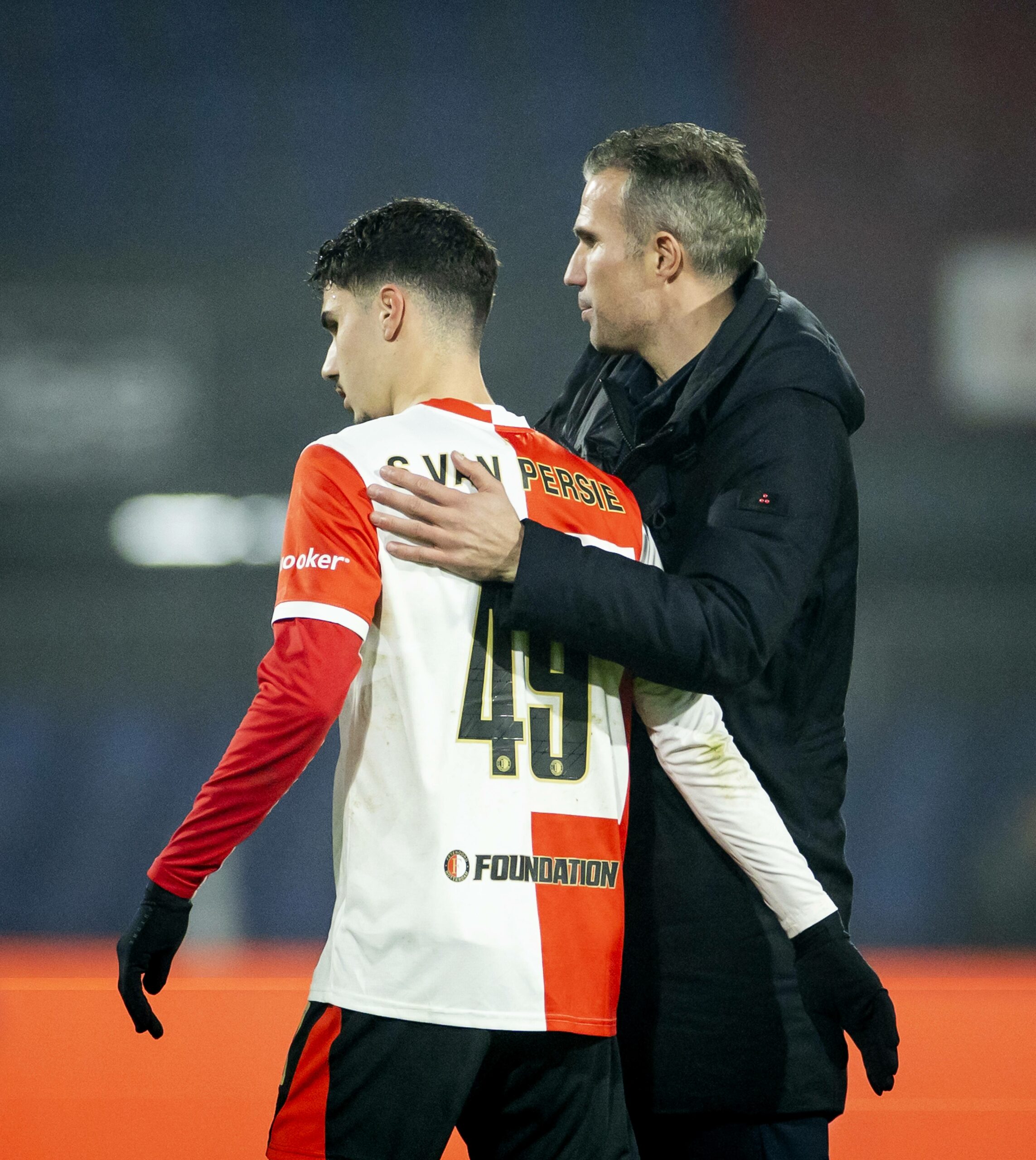 Feyenoord-Trainer Robin van Persie tröstet seinen Sohn Shaquel van Persie nach der 1:3 Niederlage in der Europa League