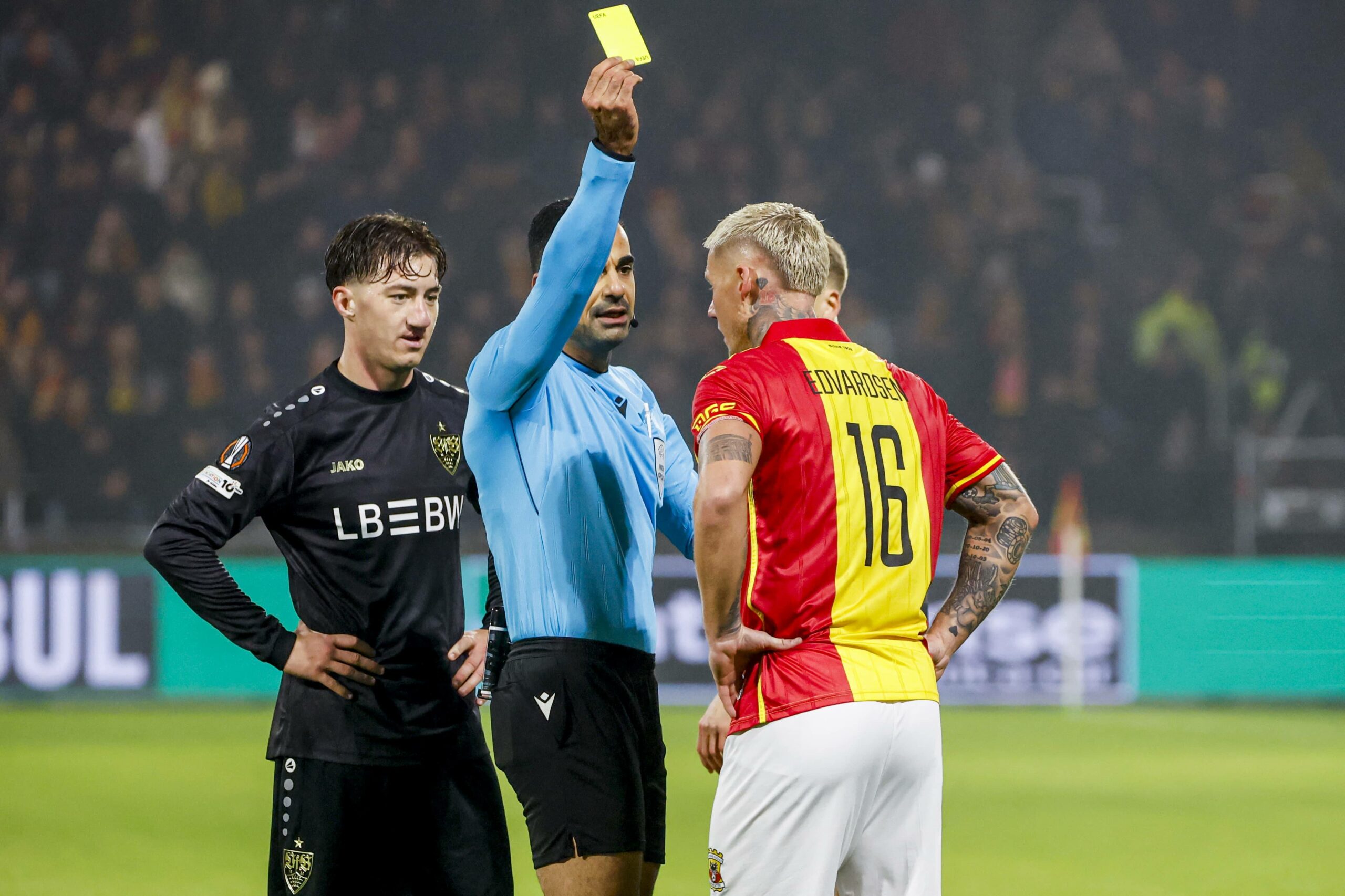 Victor Edvardsen von den Go Ahead Eagles sah ebenso Gelb wie Stuttgarts Angelo Stiller.