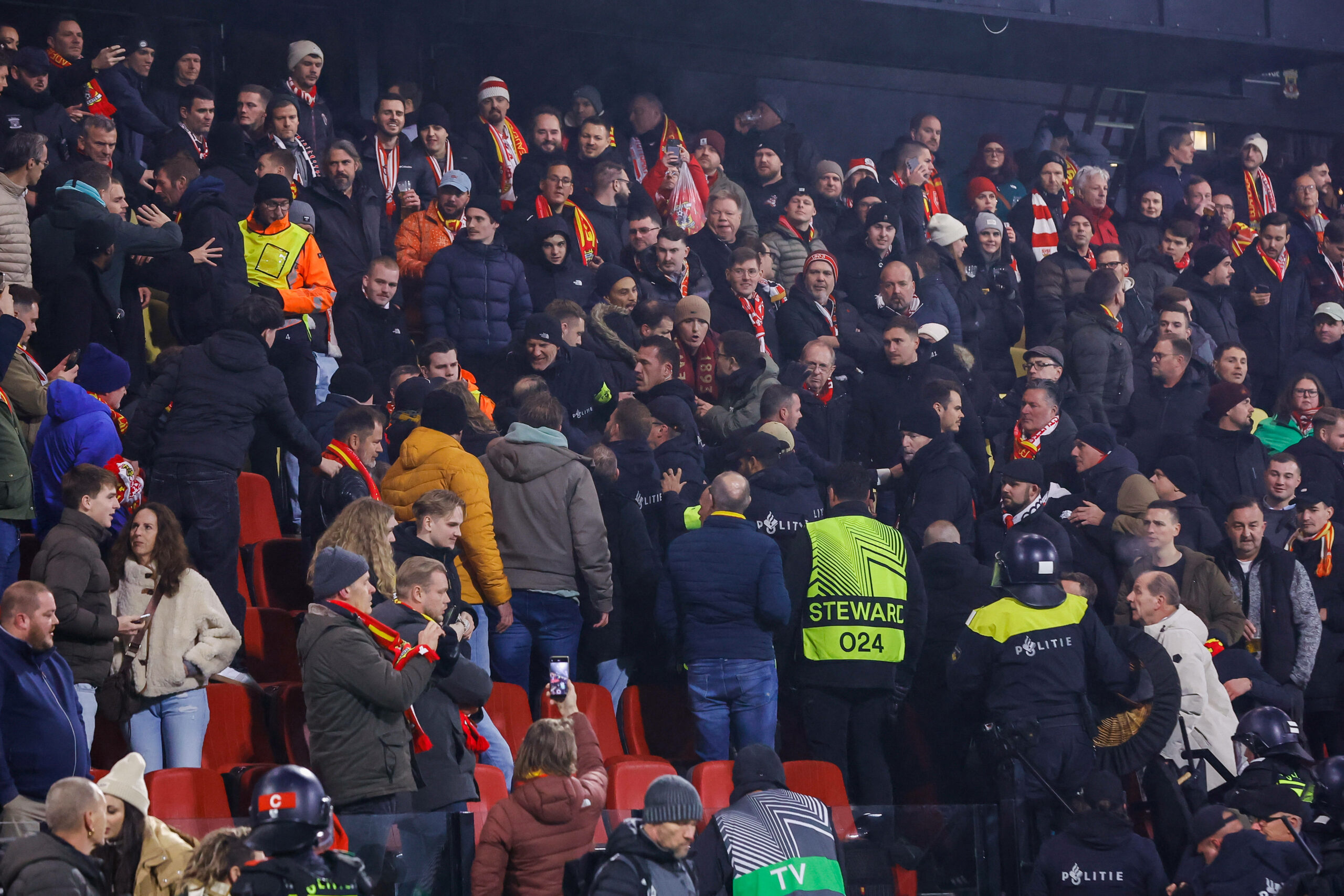 Auch auf der Tribüne gab es Auseinandersetzungen.
