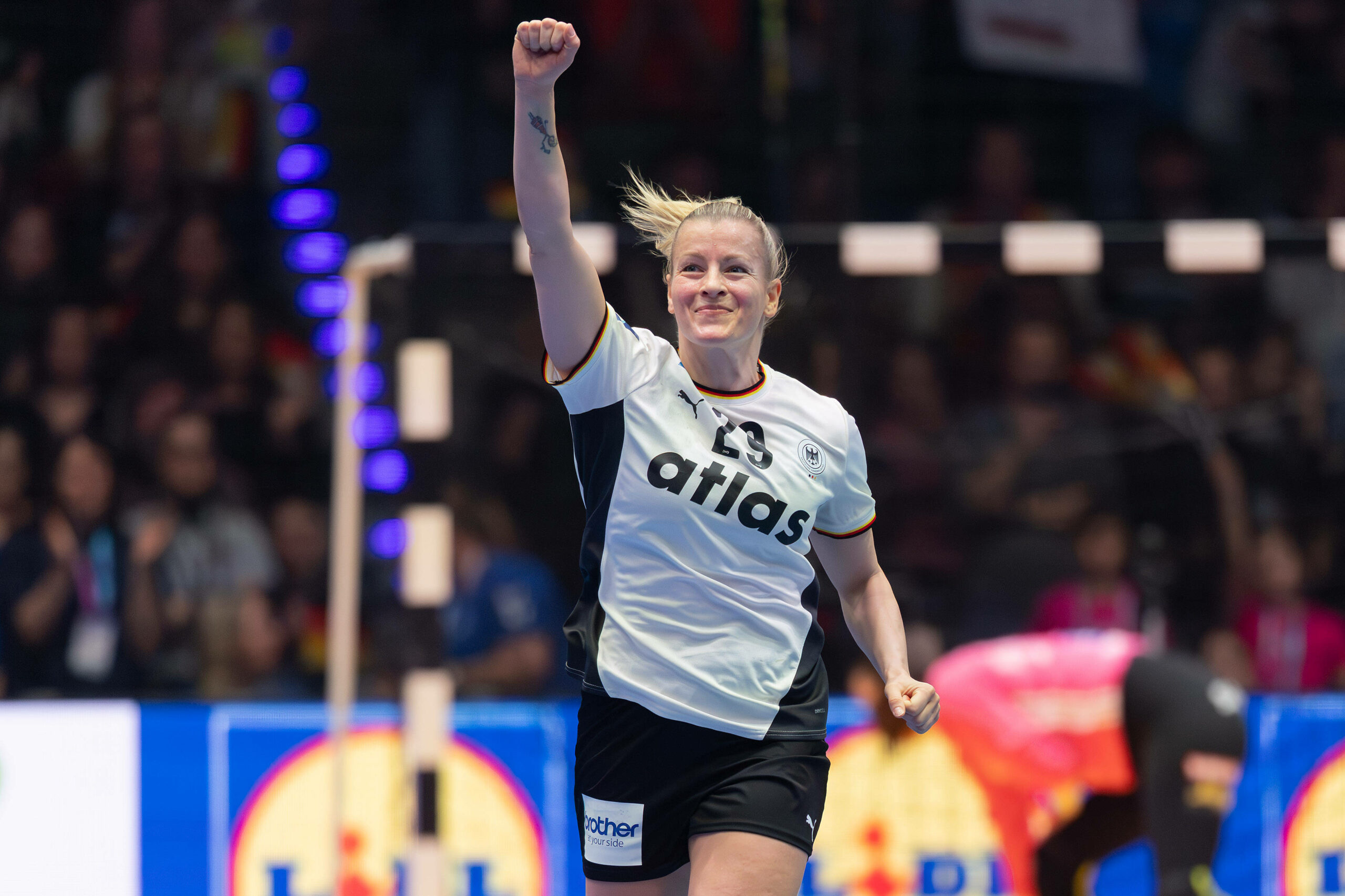 Deutsche Handball-Nationalspielerin Antje Döll jubelt im Vorrunden-Spiel gegen Island