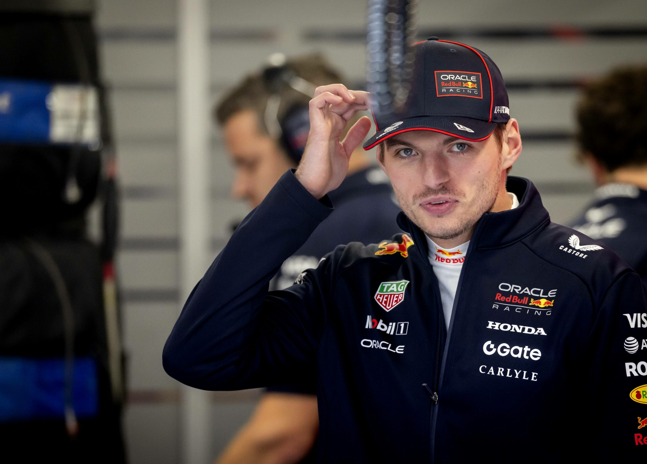 Max Verstappen (Red Bull Racing) steht vor dem ersten Training in der Garage seines Teams