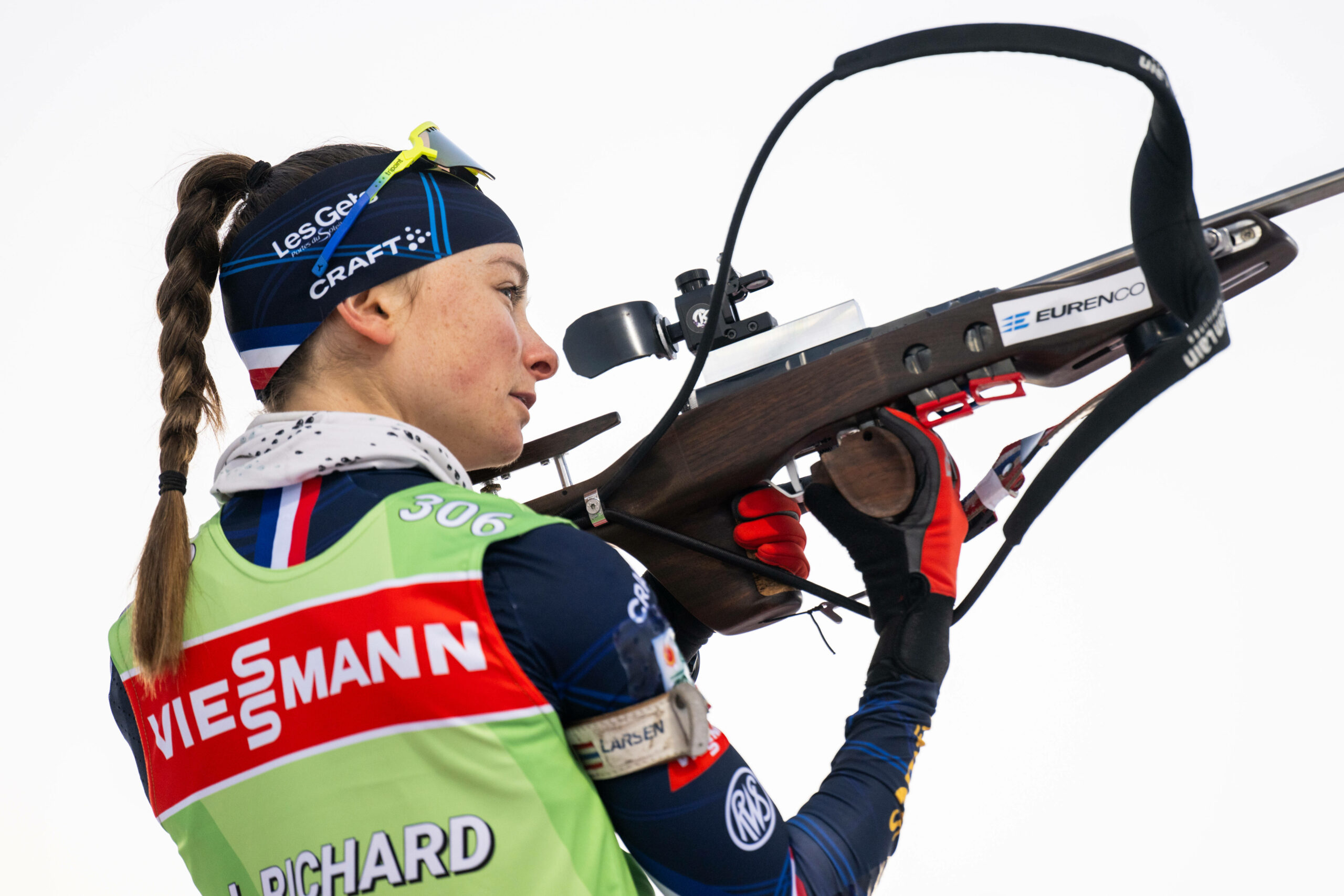 Jeanne Richard zielt mit dem Gewehr