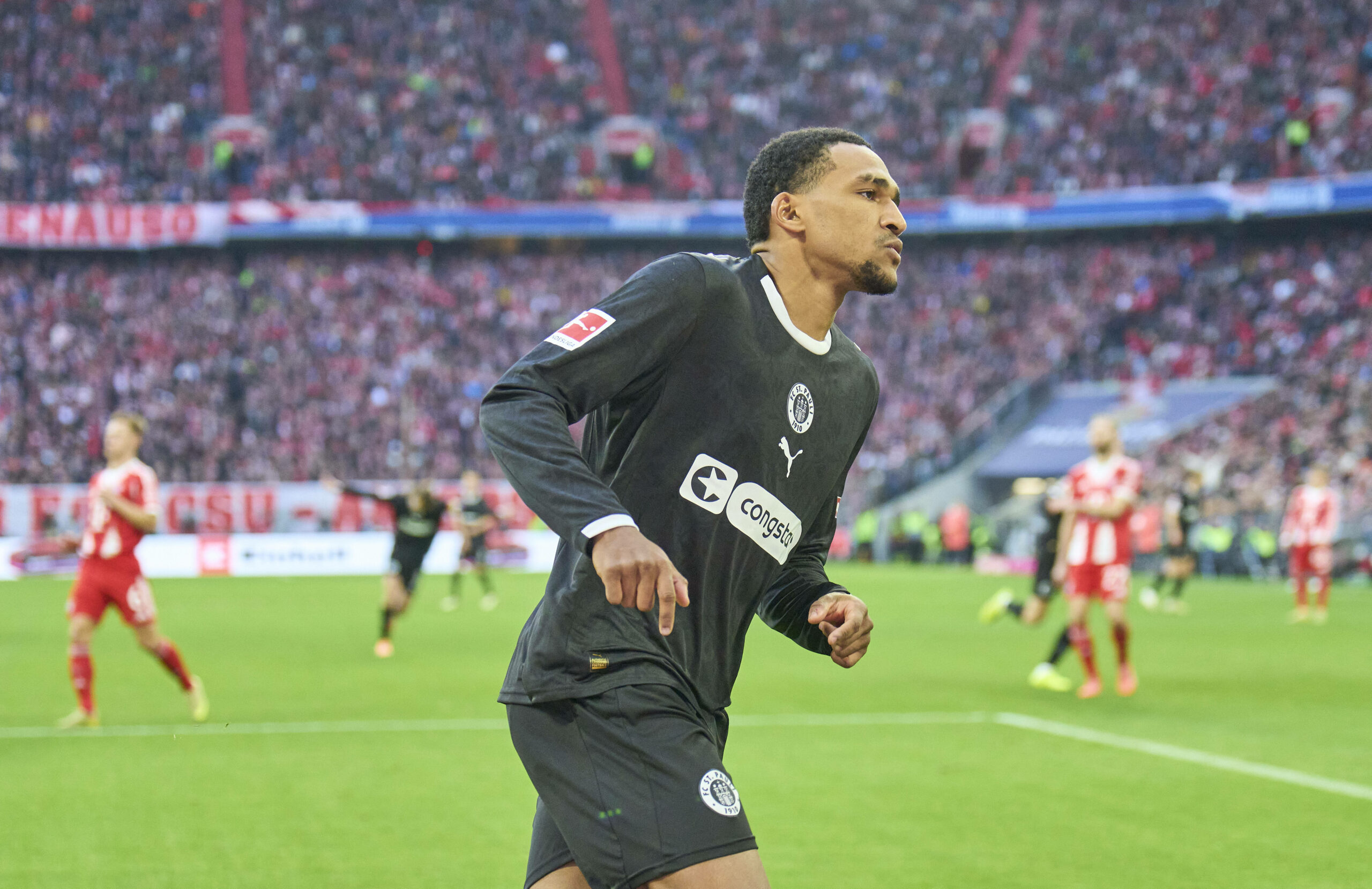 St. Paulis Andreas Hountondji feiert sein Tor in München