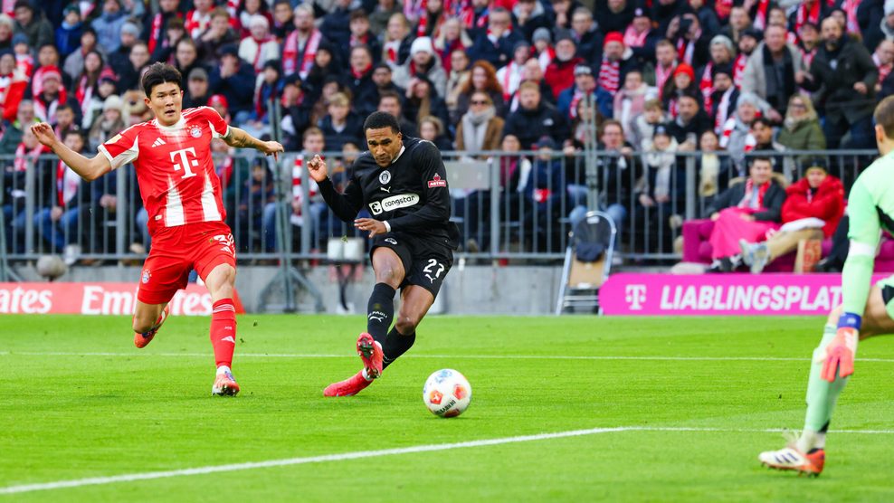 Andreas Hountondji erzielt das 1:0 für St. Pauli in München