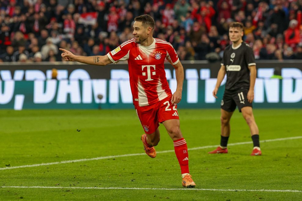 Bayerns Raphael Guerreiro feiert sein Tor gegen St. Pauli
