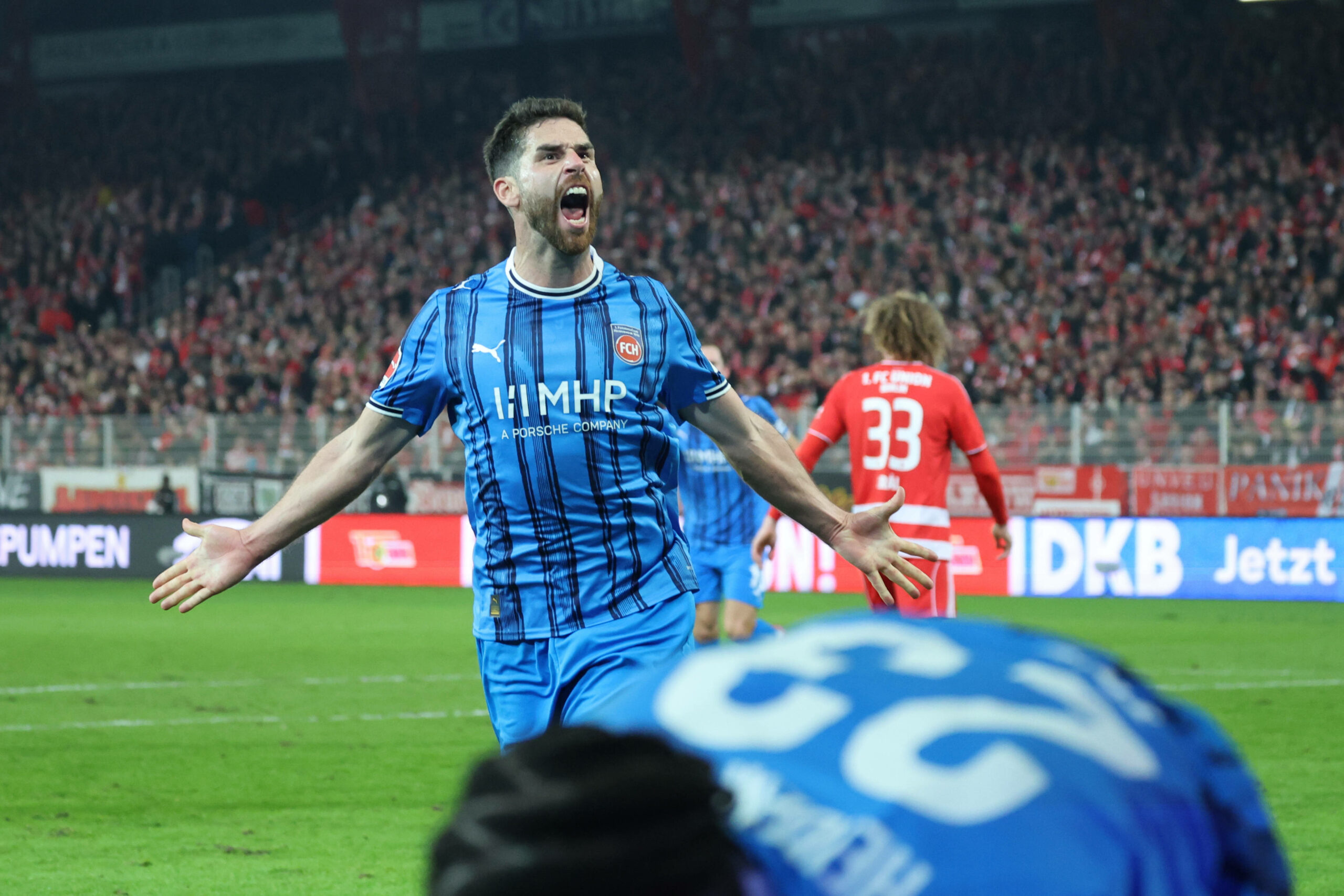 Torschütze Stefan Schimmer jubelt