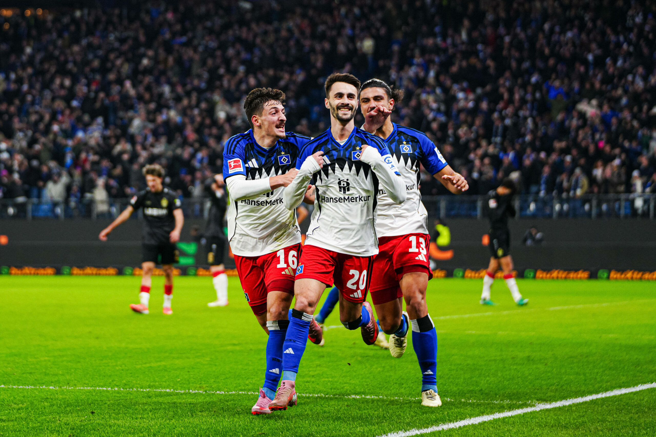 Giorgi Gocholeishvili, Fabio Vieira und Guilherme Ramos jubeln zusammen