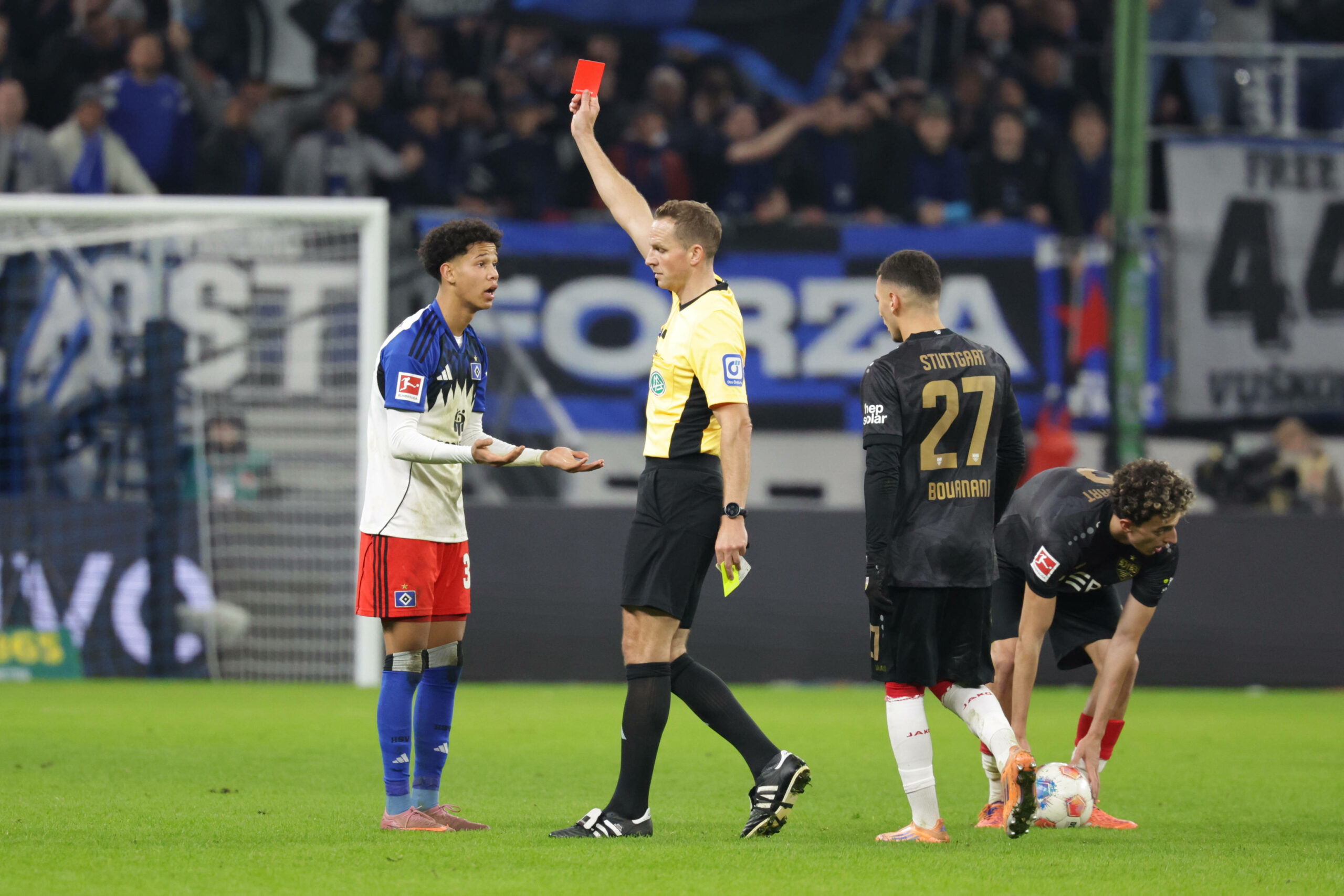 Schiedsrichter Sören Storks zeigt Alexander Røssing-Lelesiit die Rote Karte.