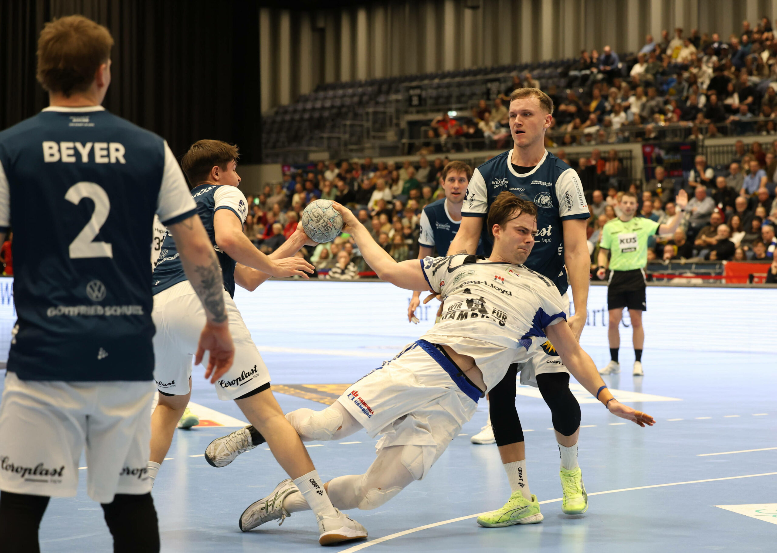 Andreas Magaard vom HSVH kämpft sich am Kreis durch