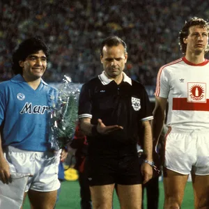 Schiedsrichter Gerassimos Germanakos zwischen den Mannschaftskapitänen Diego Armando Maradona (l., Neapel) und Guido Buchwald (Stuttgart)