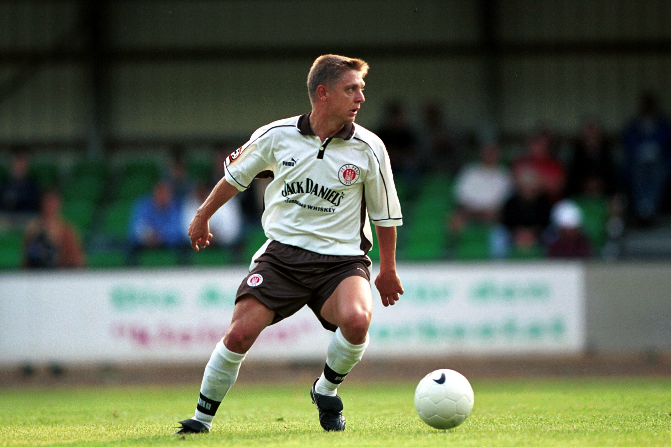 Andriy Polunin dribbelt im St. Pauli-Trikot