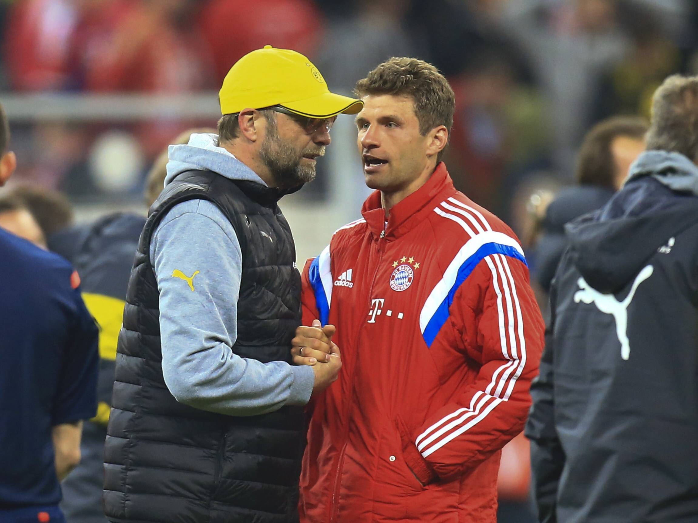 Jürgen Klopp und Thomas Müller klatschen ab