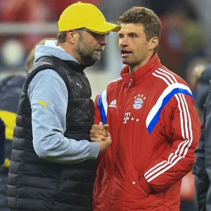 Jürgen Klopp und Thomas Müller klatschen ab