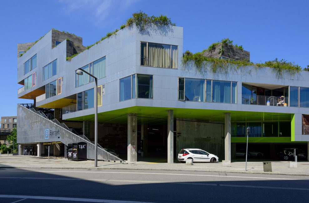 Die „Mountain Dwellings” wurden 2008 fertiggestellt- Das innovative Wohn- und Bürogebäude kombiniert Parkplätze mit terrassenförmig angeordneten Wohnungen, die an einen Berg erinnern. Auffällig ist die begrünte Dachlandschaft und die bedachte Nutzung des städtischen Raumes.