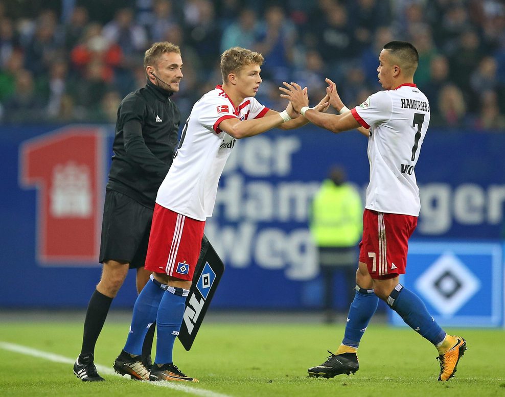 Fiete Arp klatscht bei seiner Einwechslung mit Bobby Wood ab