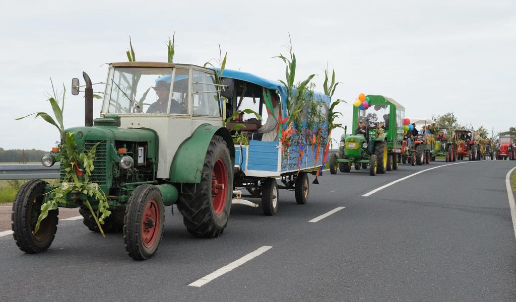 Mann-bei-Festumzug-berrollt-und-lebensgef-hrlich-verletzt