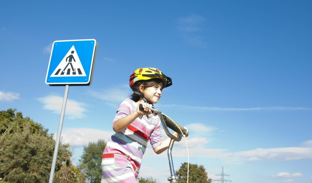 Kind-7-von-Auto-angefahren-Fahrer-haut-einfach-ab