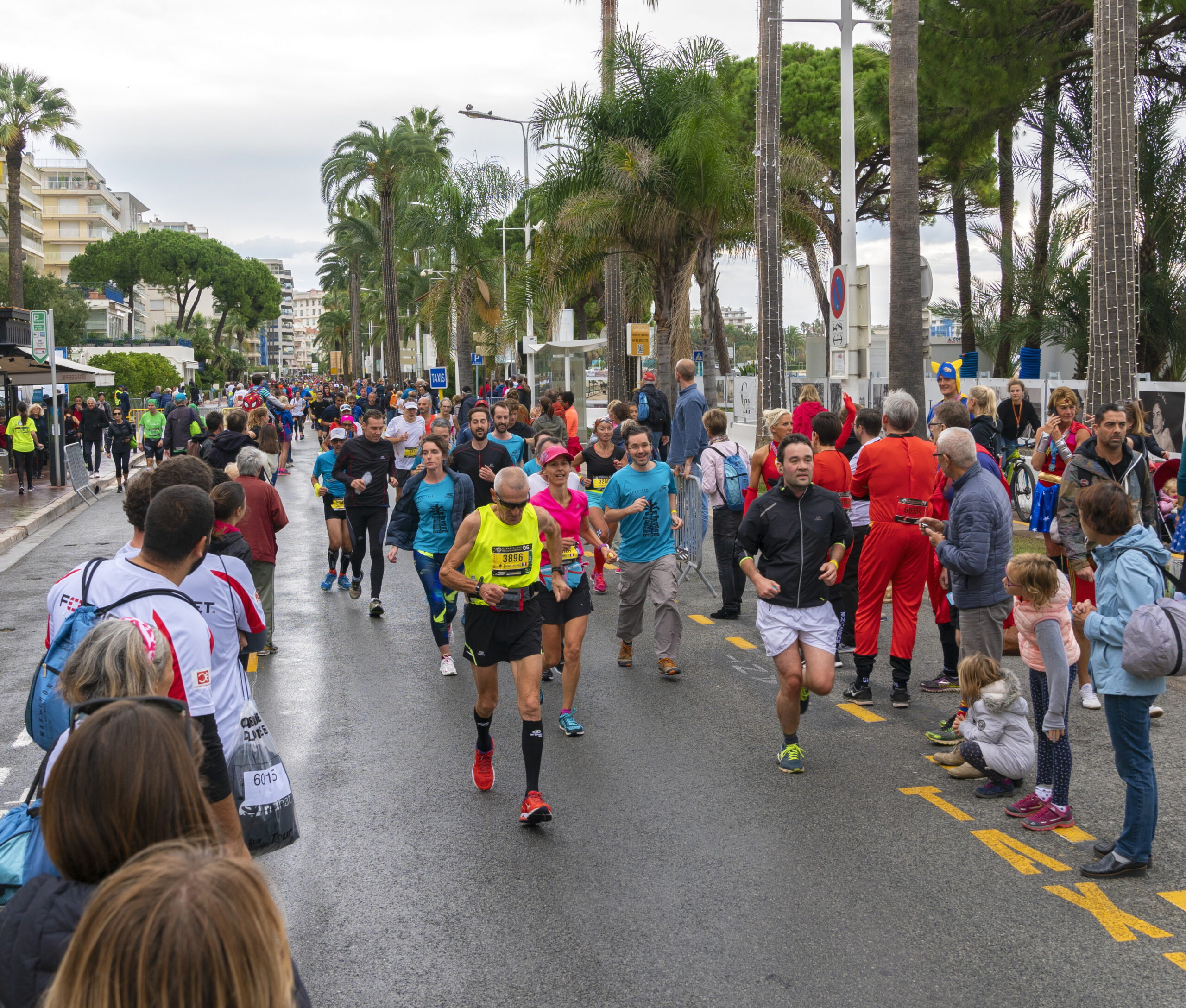 Eine große Menschenmasse läuft beim Nizza-Cannes-Marathon