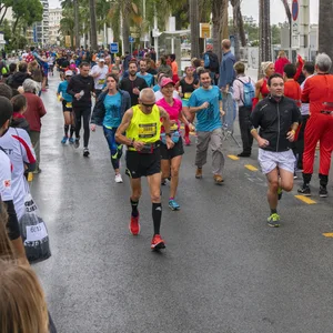 Eine große Menschenmasse läuft beim Nizza-Cannes-Marathon